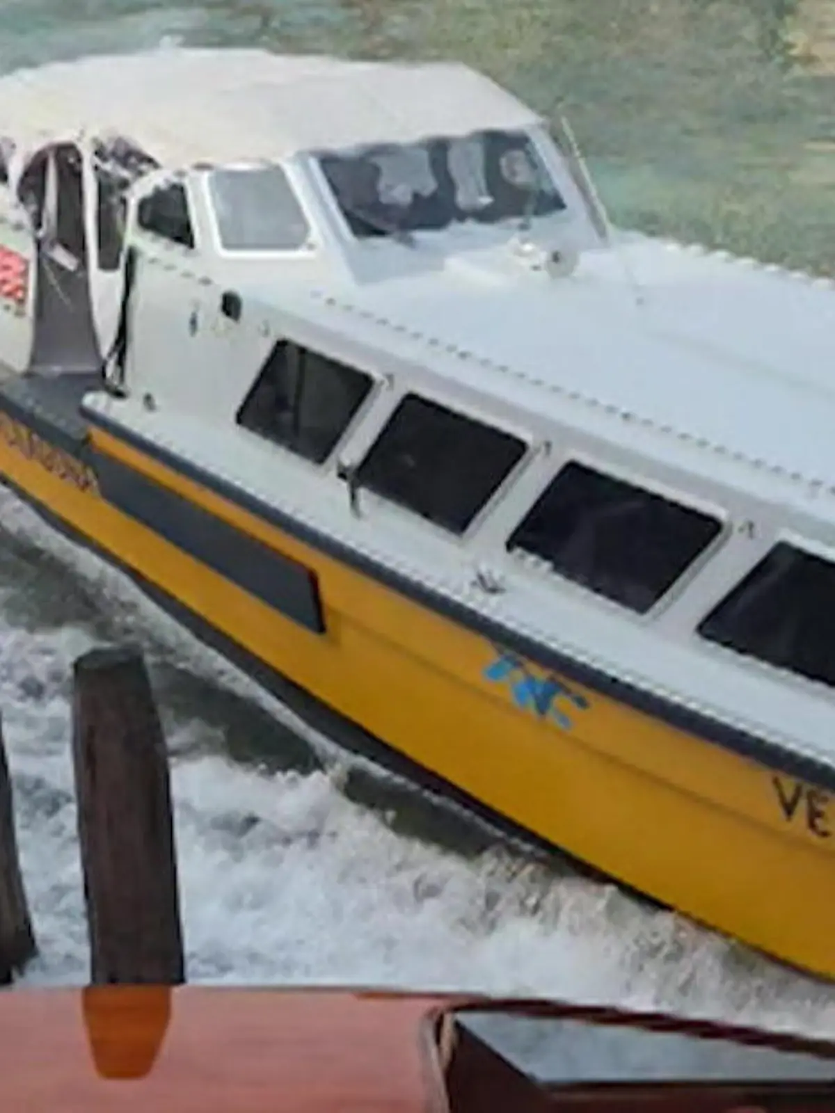 Bild zu: "Chaos auf dem Canal Grande! Fähre gerät an der Rialtobrücke völlig außer Kontrolle"