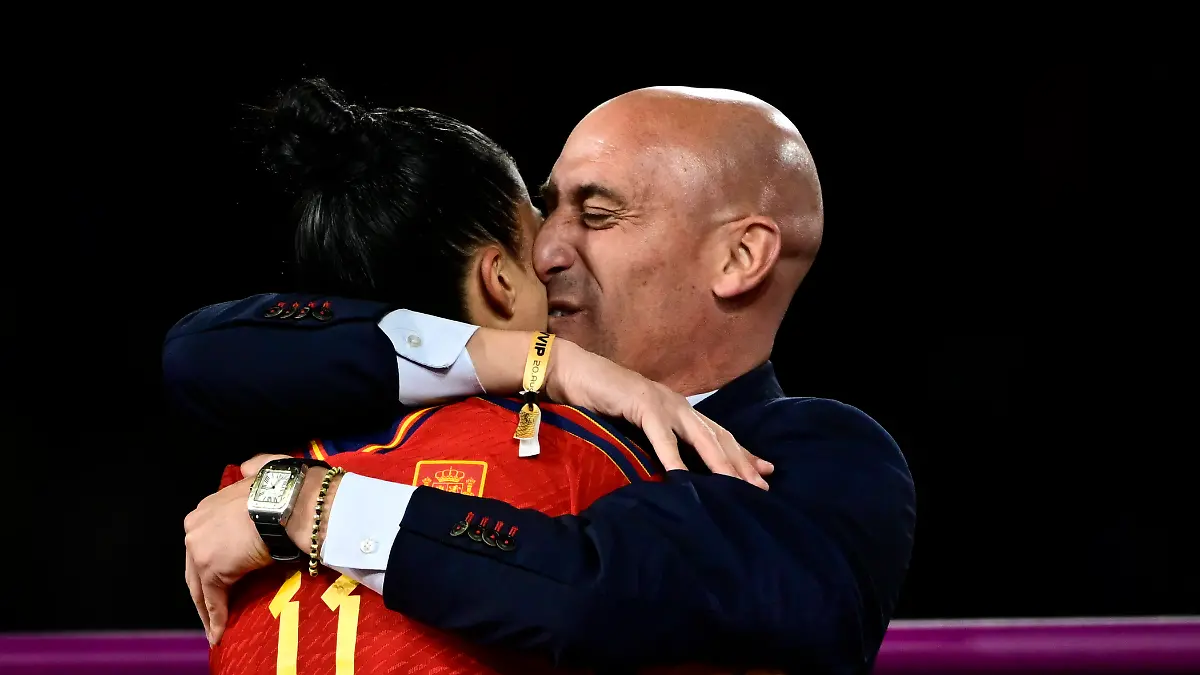 Die Aktion erinnert an den Fall um den Spanier Luis Rubiales, der eine Spielerin ungefragt küsste.