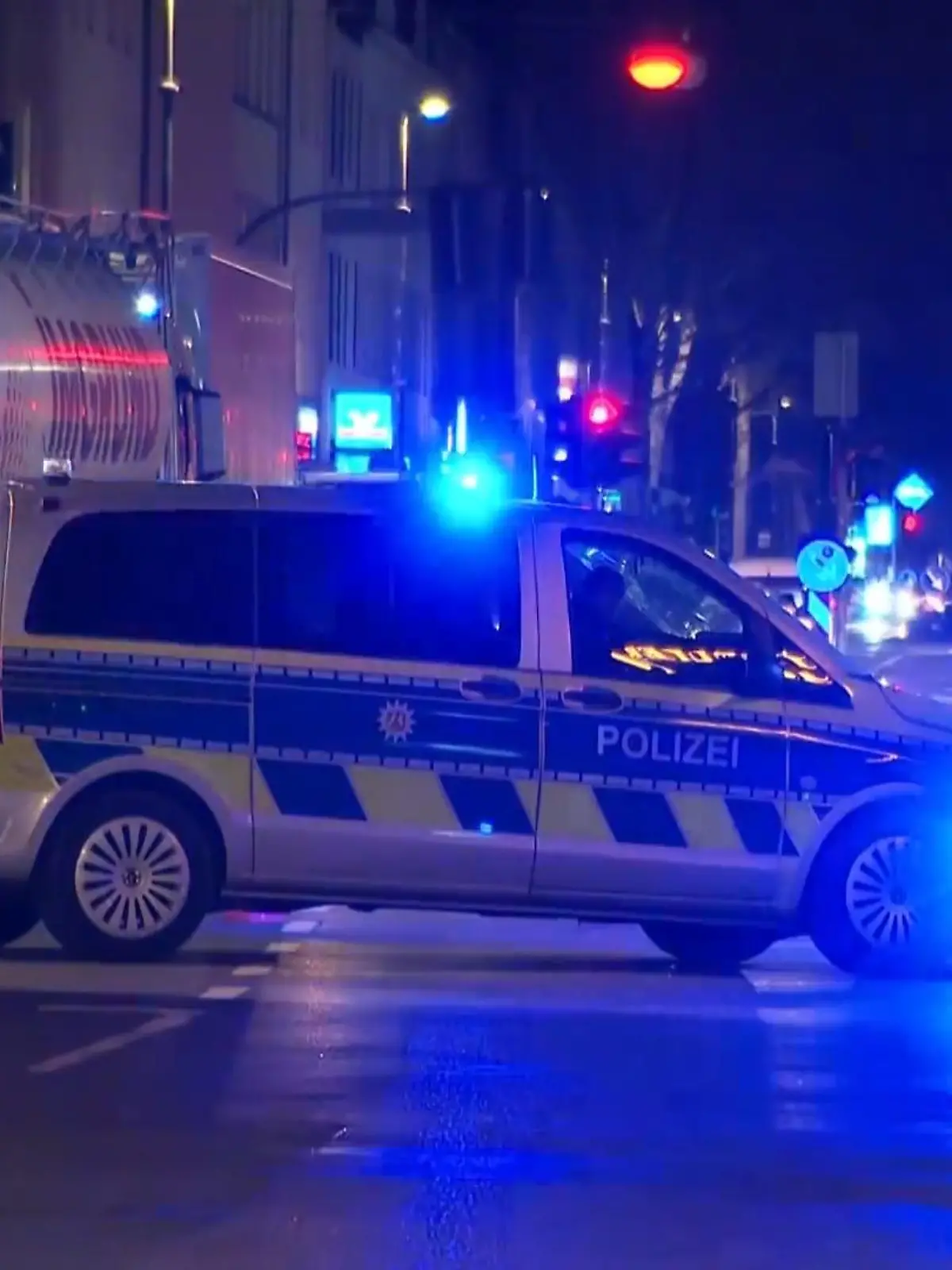 Bild zu: "Ein Opfer schwebt in Lebensgefahr"