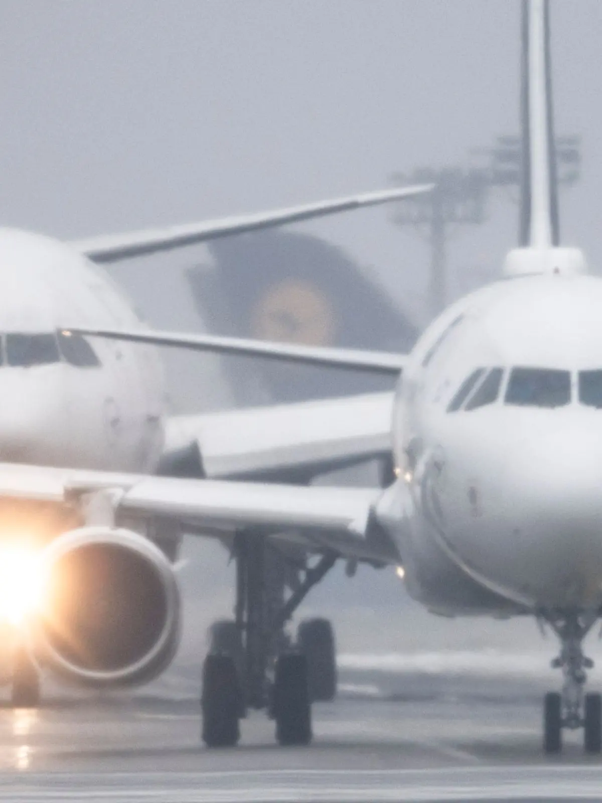 Bild zu: "Jetzt schon 600 Passagiere betroffen! Immer mehr Details zum „unzumutbaren” Übernachtungschaos in Flugzeugen"