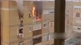 Sevilla-Spanien-Frau-klettert-aus-brennender-Wohnung-Nachbarin-wird-zur-Retterin