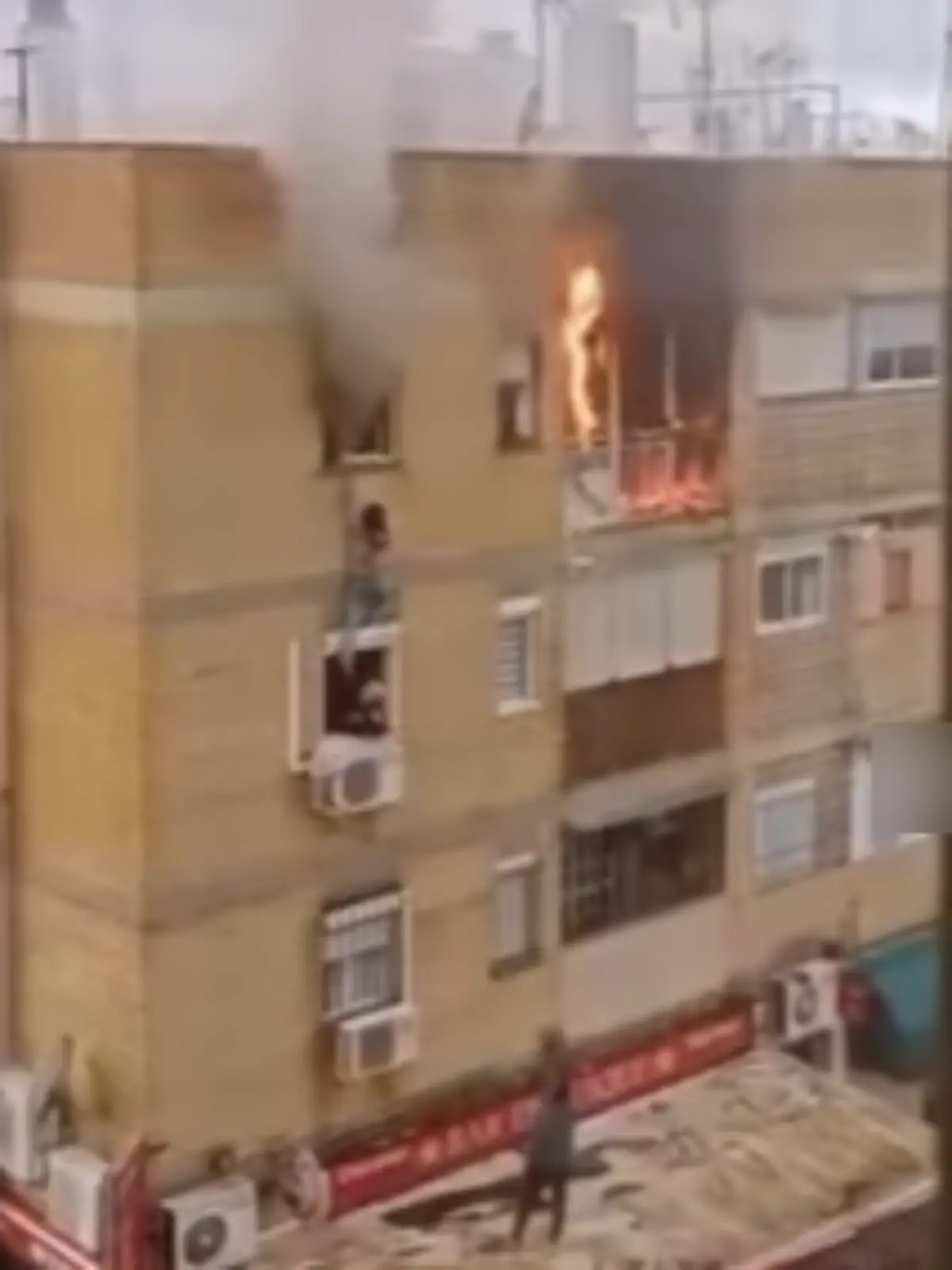 Bild zu: "Frau klettert aus brennender Wohnung – Nachbarin wird zur Retterin in letzter Sekunde"