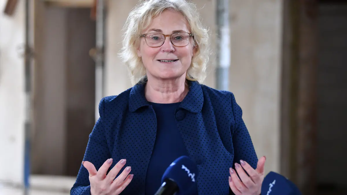 05.07.2021, Thüringen, Weimar: Christine Lambrecht (SPD), Bundesjustizministerin, spricht beim Richtfest vor dem Erweiterungsbau des Hauses der Weimarer Republik. Das 2019 am Weimarer Theaterplatz eröffnete "Haus der Weimarer Republik" wird um einen Neubau ergänzt, der als Forum für Demokratie künftig Seminarräume, Ausstellungsflächen und ein Studienzentrum beherbergen wird. Foto: Martin Schutt/dpa-Zentralbild/dpa +++ dpa-Bildfunk +++