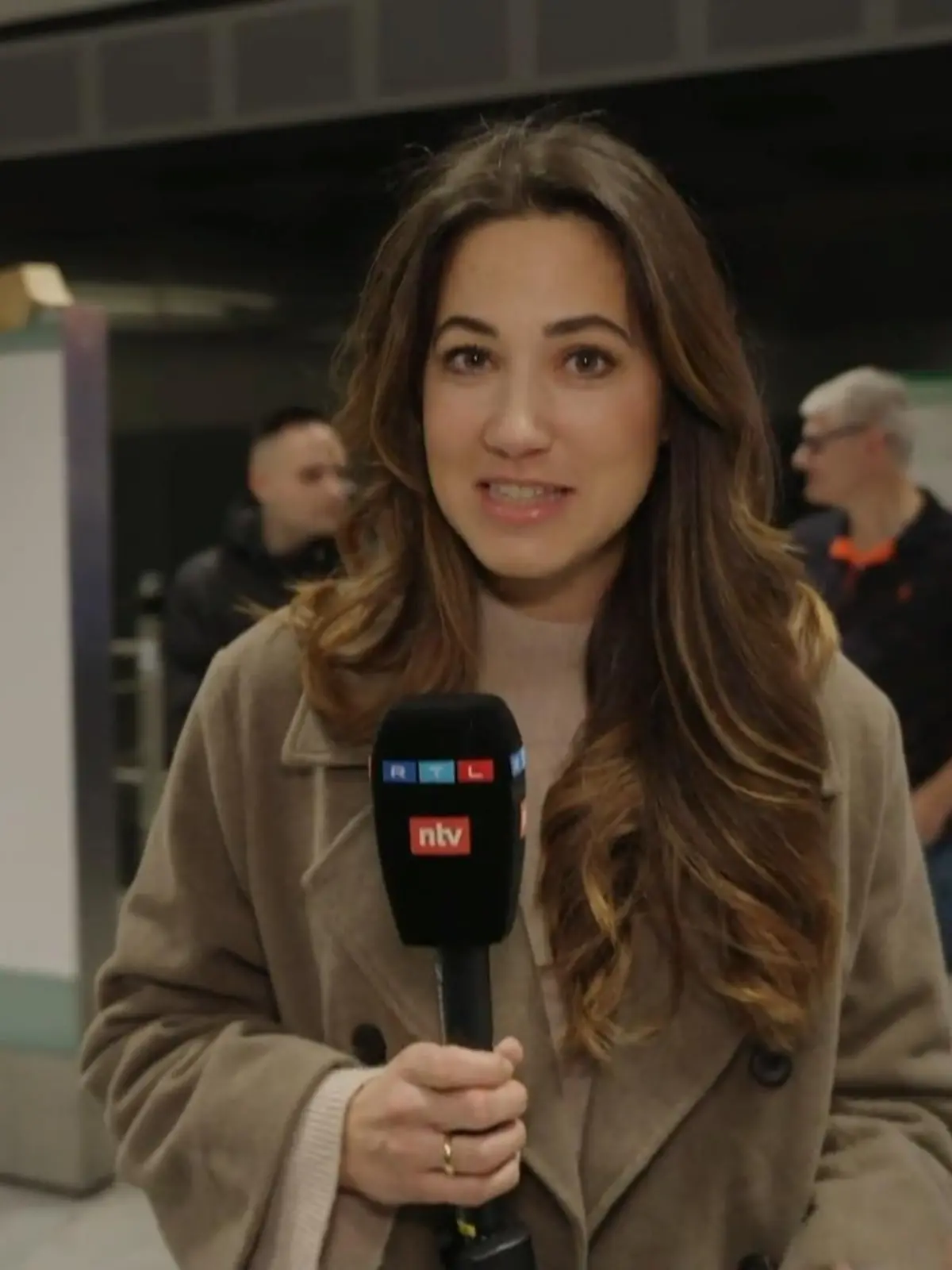 Bild zu: "Fan-Empfang am Flughafen für unsere Dschungelcamp-Stars"