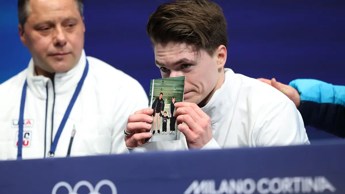 Maxim Naumov hielt nach seinem Auftritt ein Bild in die Kamera, das ihn als Dreijährigen mit seinen Eltern zeigt.