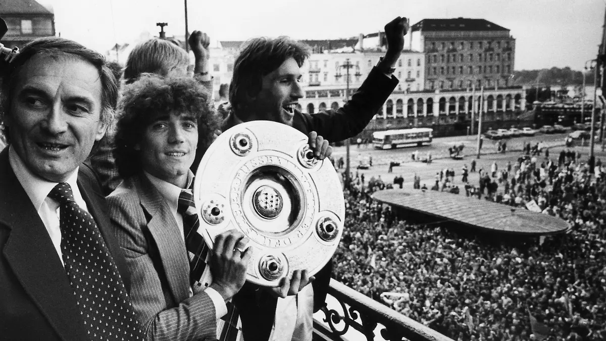 Unter Trainer Branco Zebec (l) feierte Kevin Keegan (2. v l) 1979 mit dem HSV die deutsche Meisterschaft.