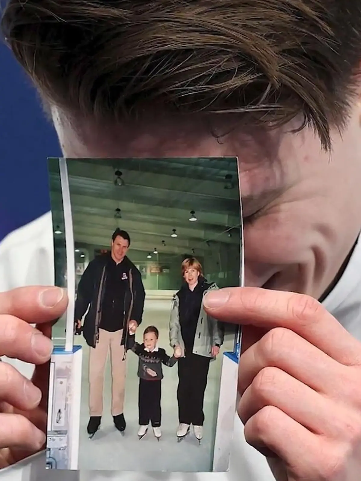 Bild zu: "Eiskunstlauf-Star weint hemmungslos um seine toten Eltern"