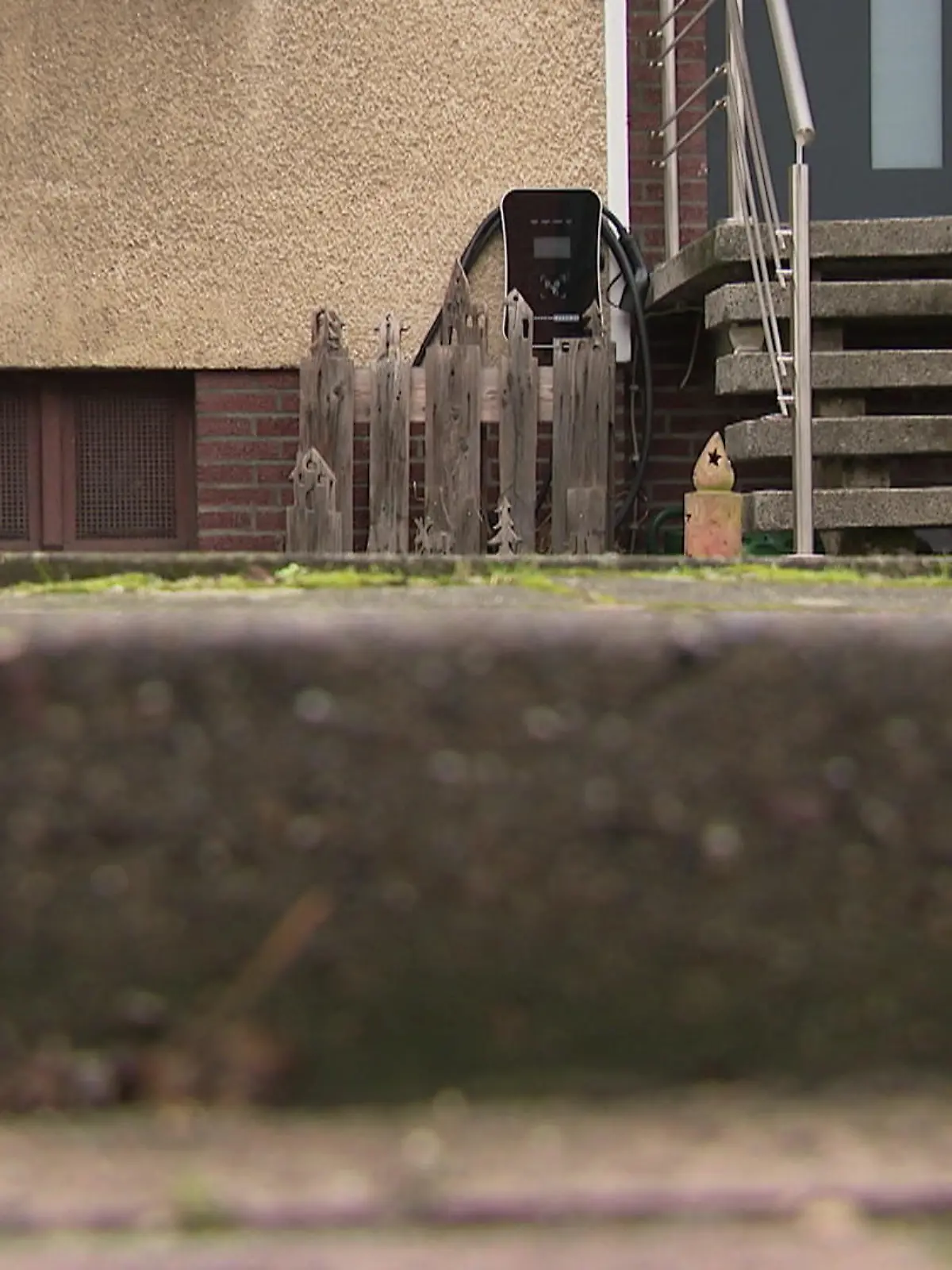 Bild zu: "Wegen des Bordsteins! Ehepaar darf Wallbox für E-Auto nicht nutzen"