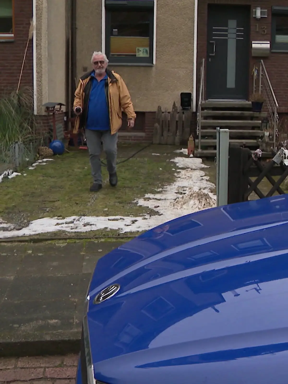 Der Bordstein und der Fußweg gehören der Stadt Hannover. Würden die Wallats rüberfahren, wäre das eine Ordnungswidrigkeit.