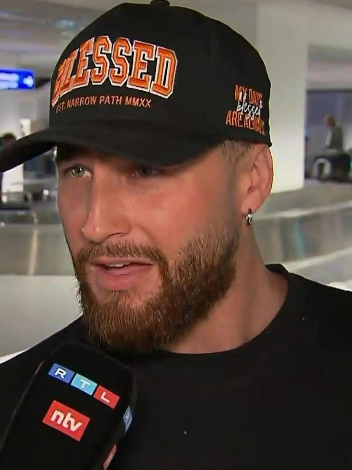 Bild zu: "Umut Tekin kündigt eiskalte Abrechnung an – wegen seines frühen Dschungel-Exits!"