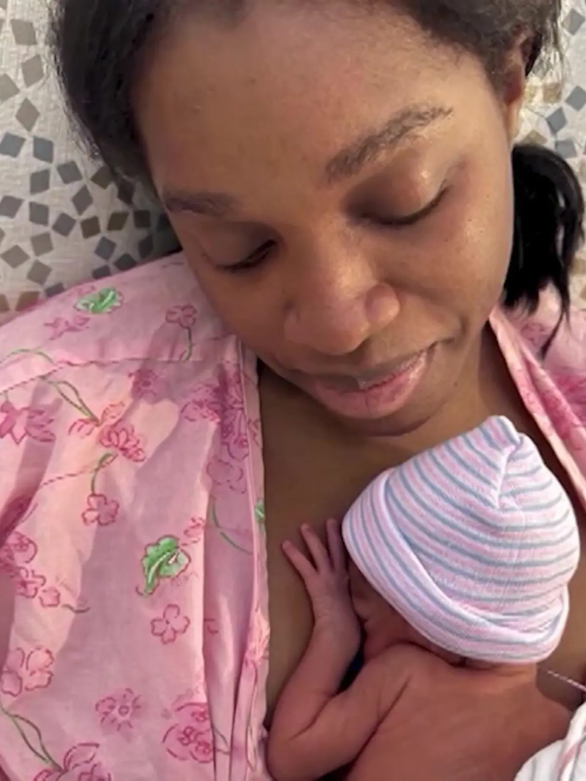 Bild zu: "Schwangere aus sinkendem Auto gerettet – wenig später hält sie ihr Baby im Arm!"