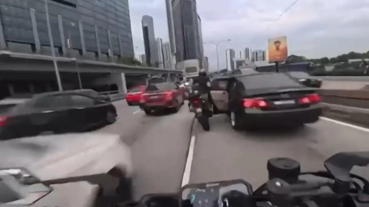 Horror-Unfall im Stau – weil ein Kind plötzlich die Autotür aufreißt! Böse Überraschung für Motorradfahrer