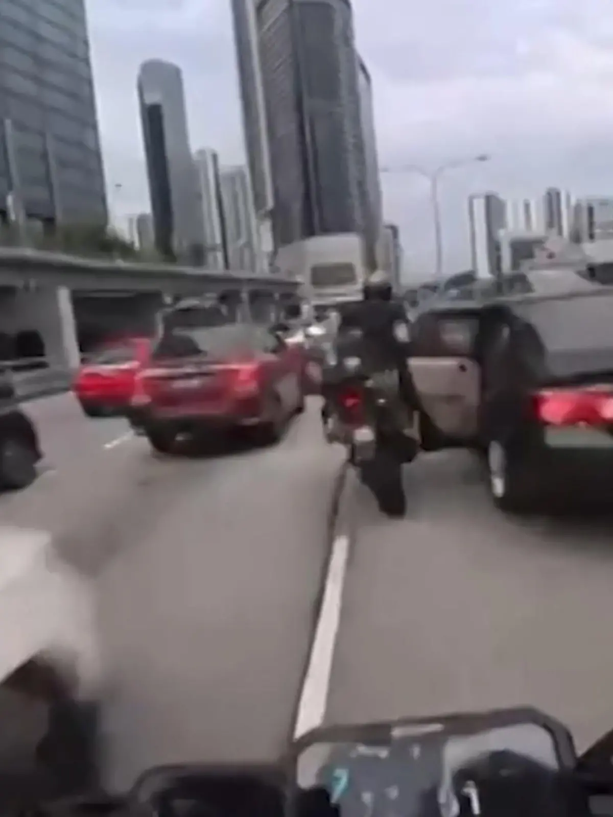 Bild zu: "Horror-Unfall im Stau – weil ein Kind plötzlich die Autotür aufreißt!"