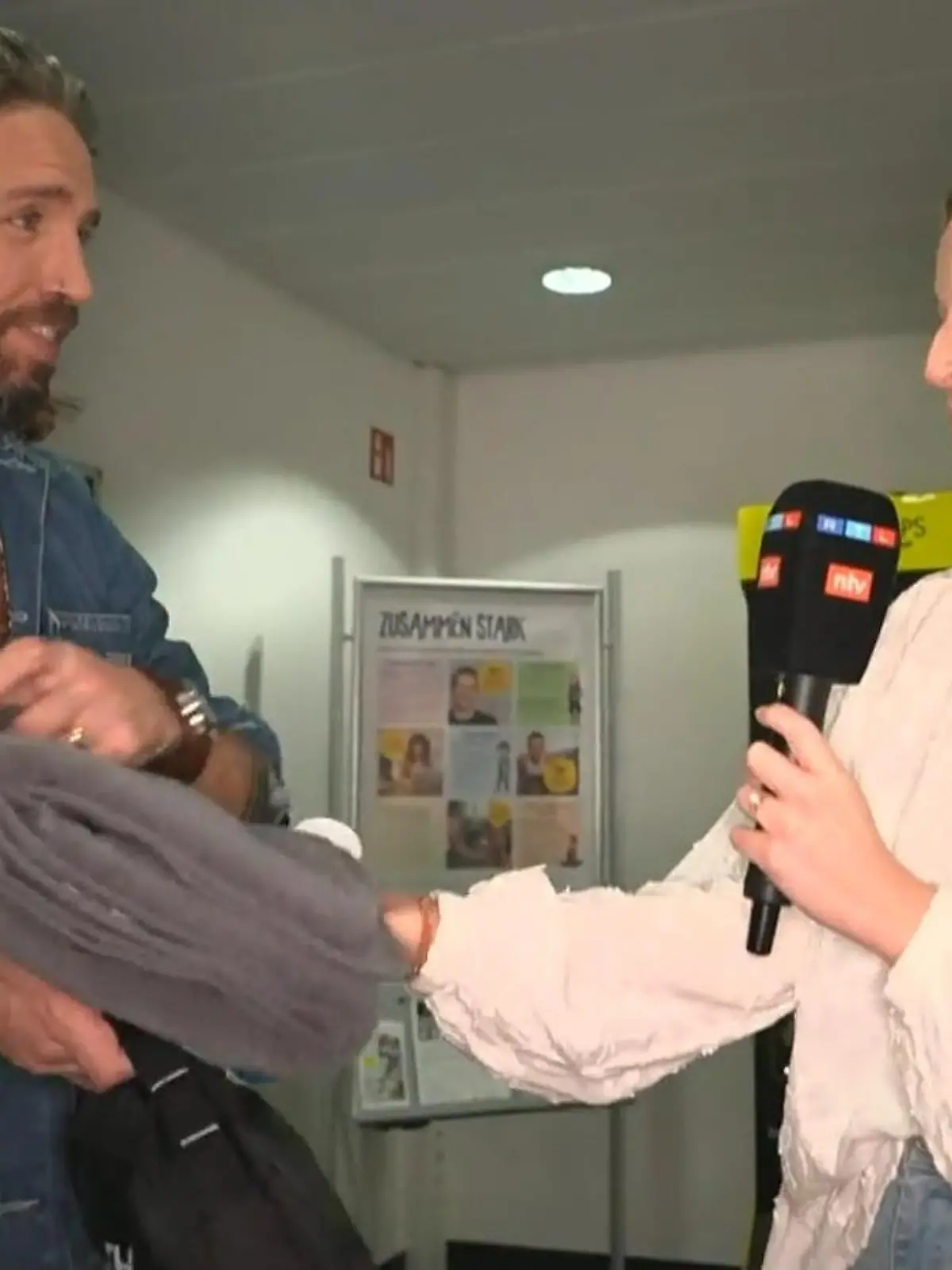 Bild zu: "Erste Amtshandlung bei RTL? Dschungelkönig Gil gönnt sich erstmal eine Dusche"