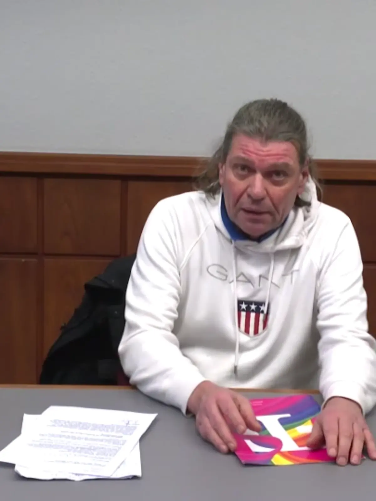 Bild zu: "„Am Galgen vor dem Opernplatz“ – Facebook-User landet wegen Kommentar vor Gericht"