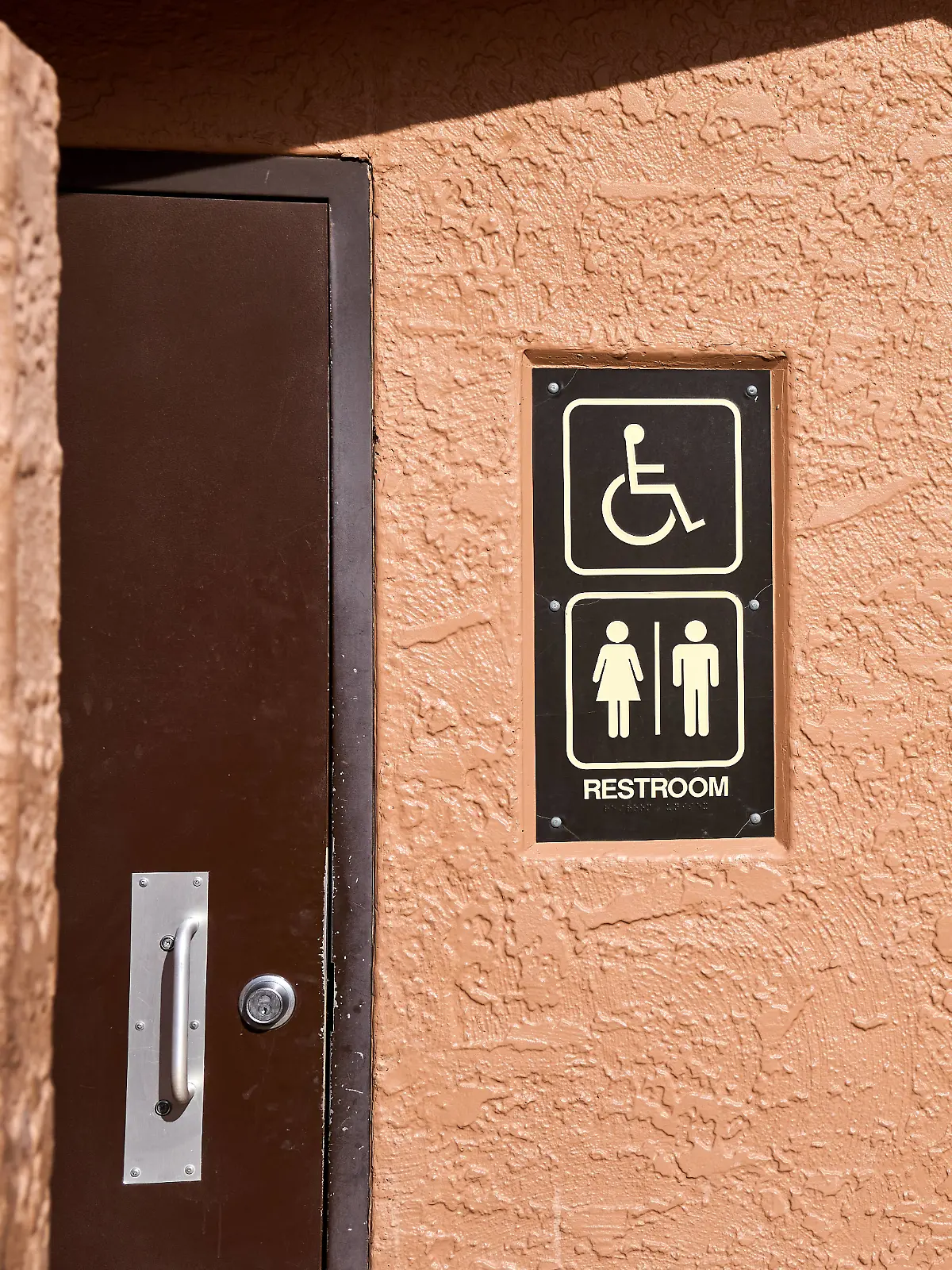 Bild zu: "Sittenstrolch steckt Penis durch Loch in Toilettenkabine – Frau zieht daran"