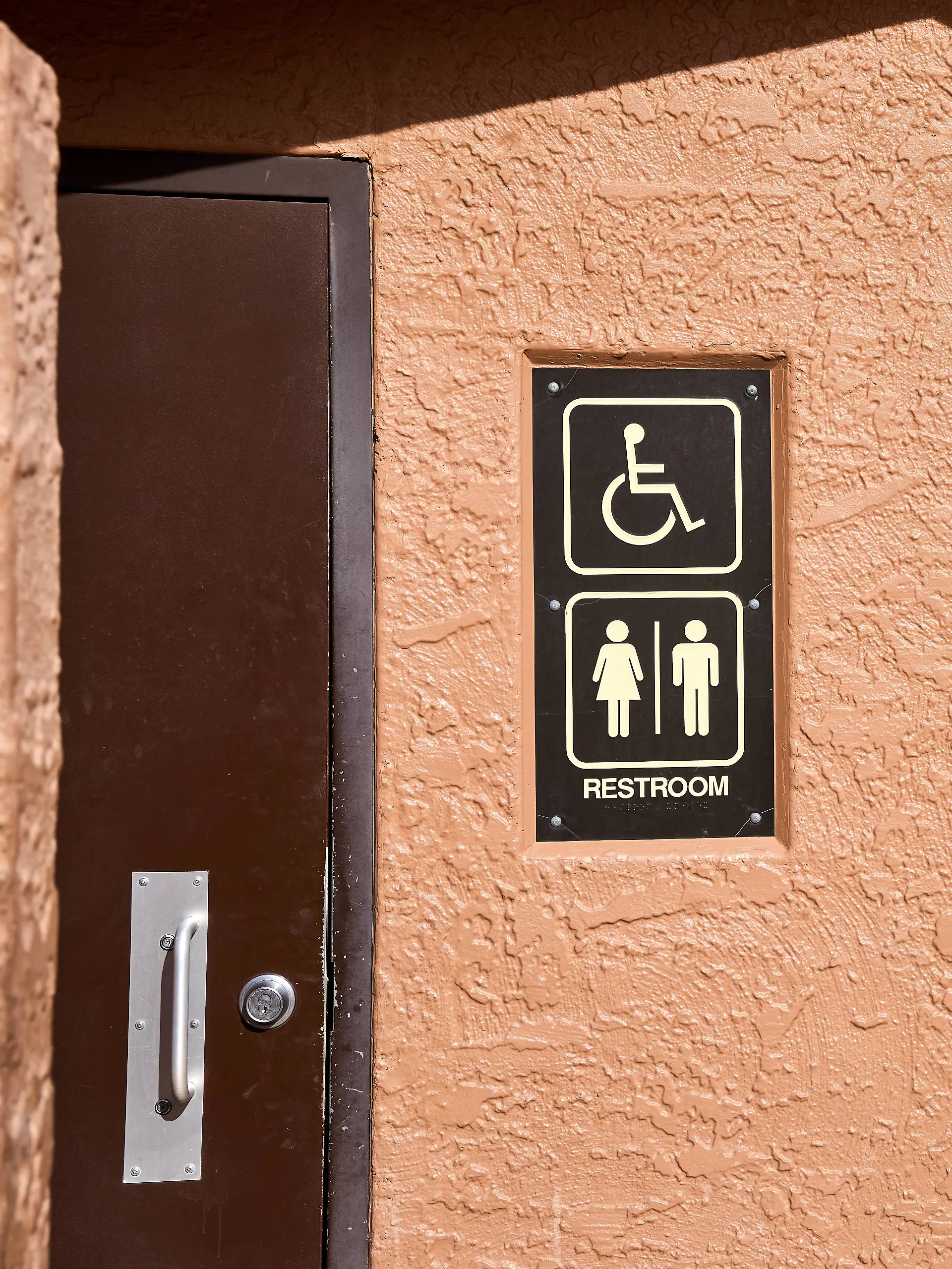 Bild zu: "Sittenstrolch steckt Penis durch Loch in Toilettenkabine – Frau zieht daran"