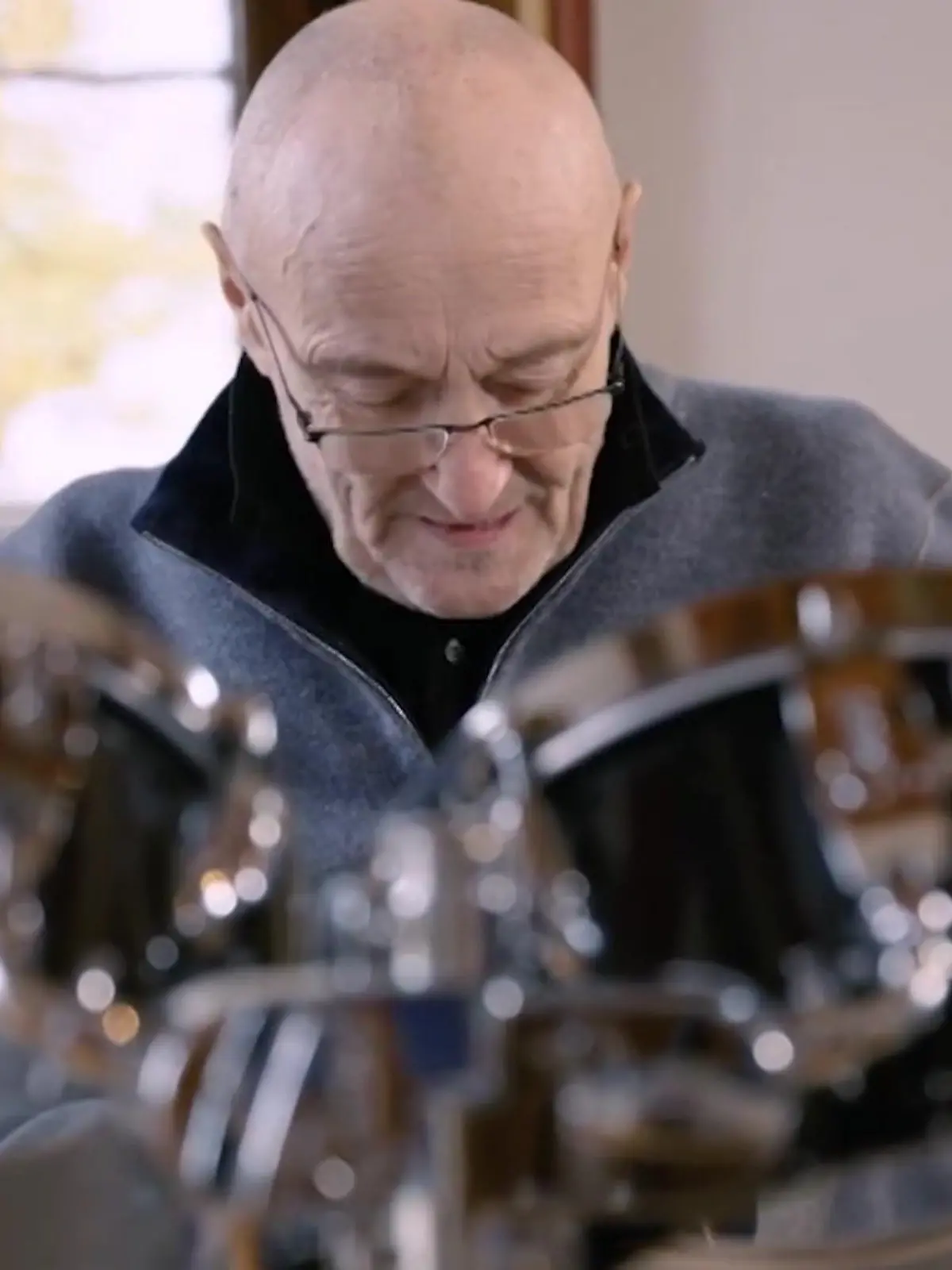 Bild zu: "Dieses Video rührt zu Tränen! Hier sitzt Phil Collins (75) wieder am Schlagzeug"