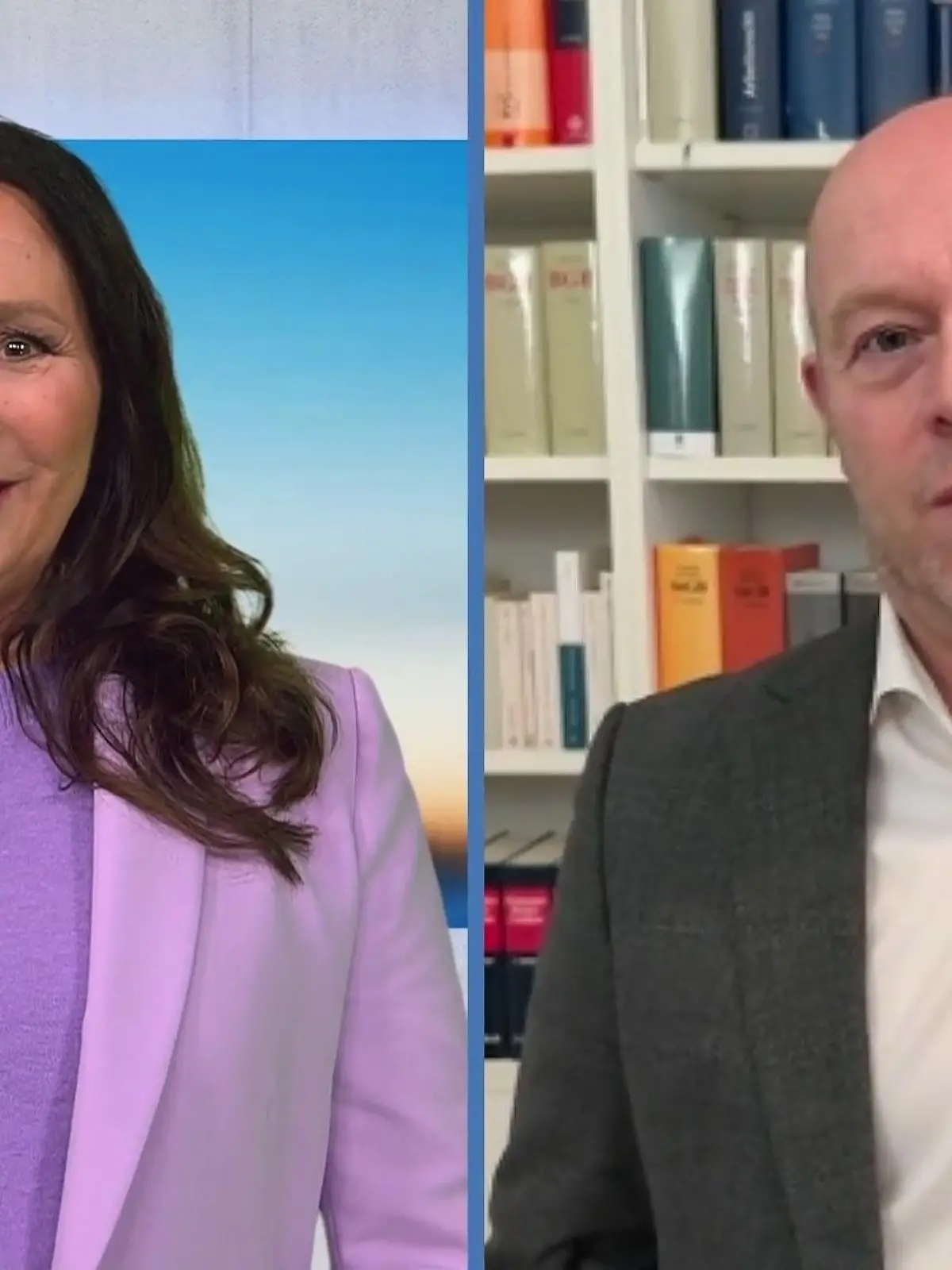 Bild zu: "Rechtsanwalt zu Kostümen im Büro"