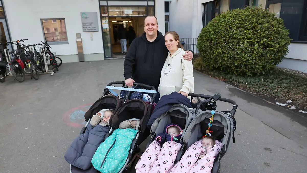 Andreas Rittner (l) und Jasmin Schmidt (r) verlassen mit ihren vier Kindern das Klinikum Fürth. Die Familie erwartet jetzt zum dritten Mal Zwillinge. 