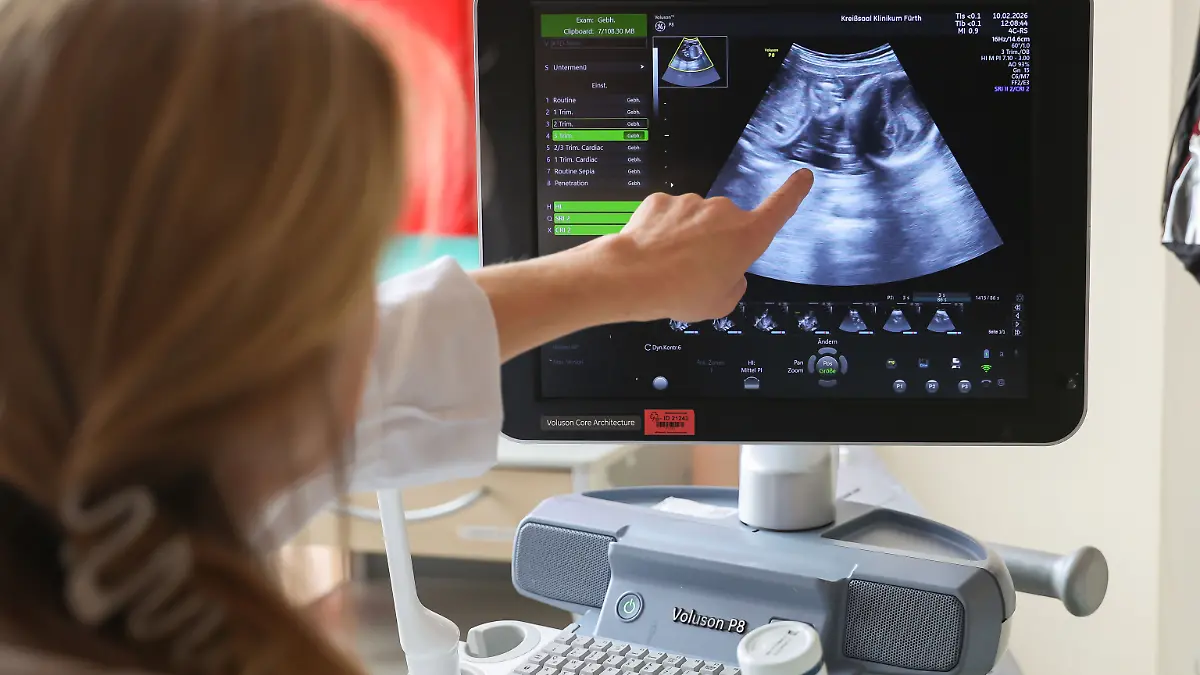 Oberärztin Anja Forster zeigt auf dem Bildschirm bei einer Ultraschall-Untersuchung.