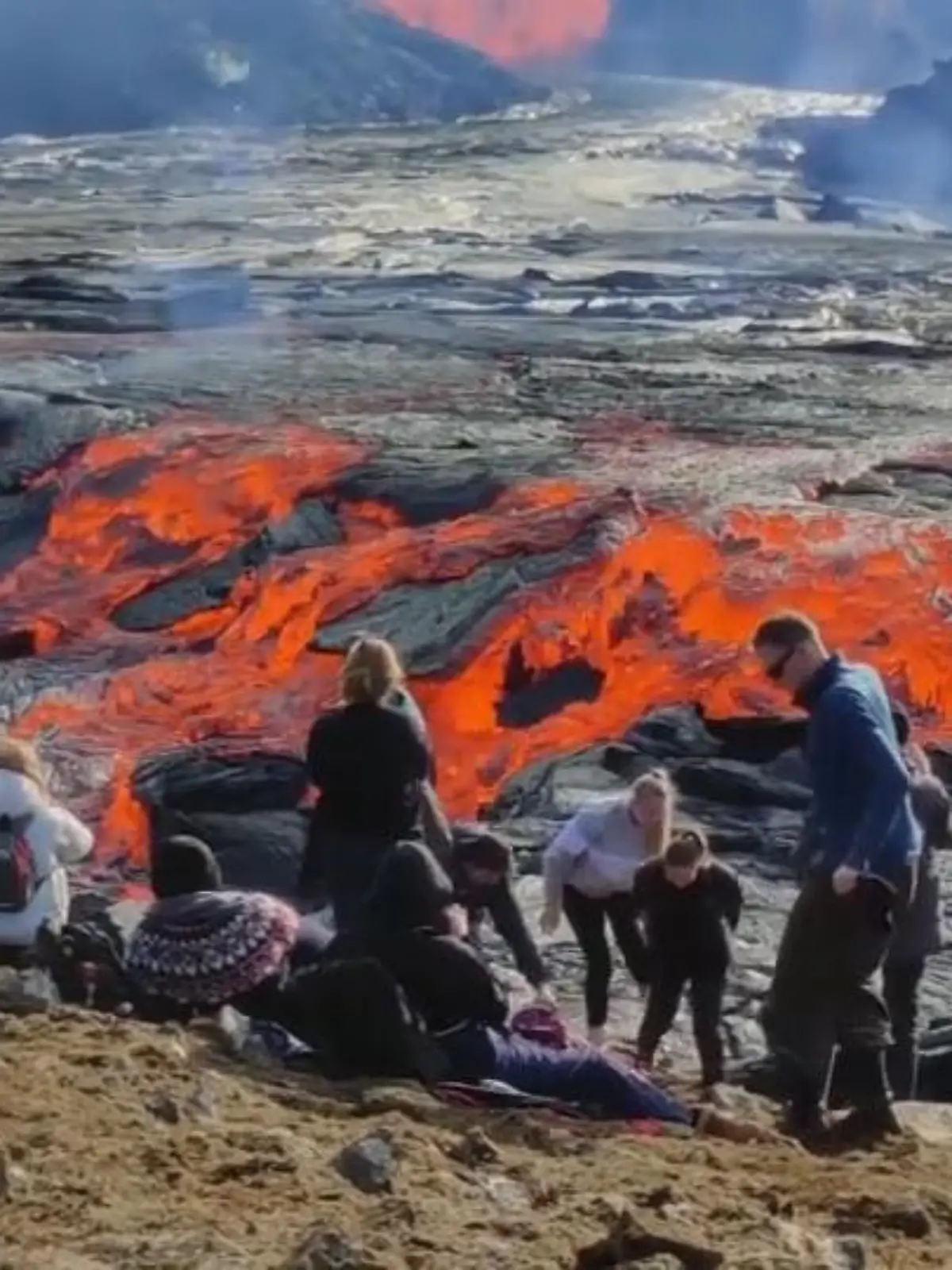 Sie tun alles für das perfekte Foto – und bringen sich dafür sogar in extreme Gefahr. Instagrammer aus der ganzen Welt jetten momentan nach Island, um ein Bild vor einem aktiven, Lava-speienden Vulkan zu ergattern.