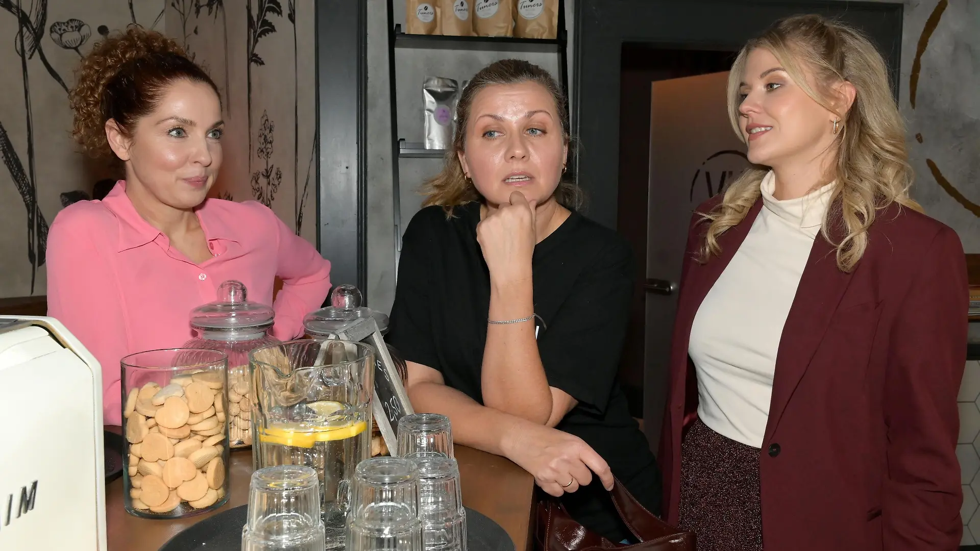Alicia lenkt sich bei ihrer Mama von ihren Wohnungssorgen ab.