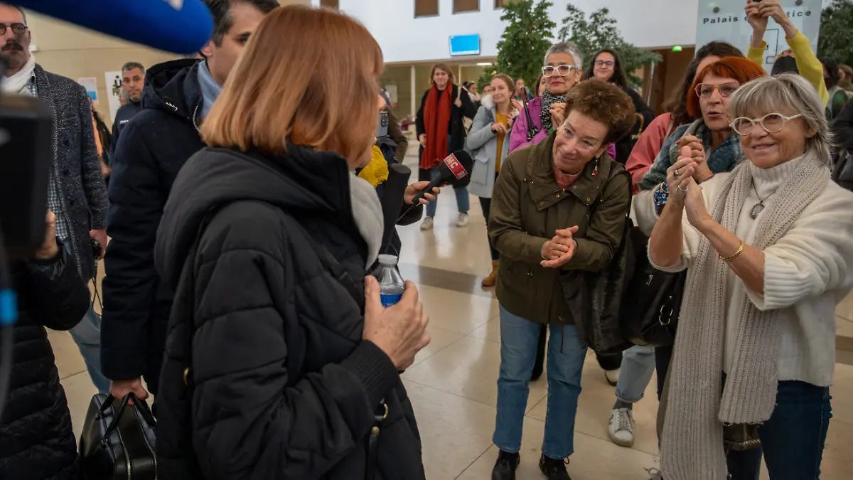 Es sind Bilder wie diese, die in Erinnerung bleiben: Applaus und Respekt für Gisèle Pelicot und ihren mutigen Weg. Hier im Dezember 2024 im Gericht in Avignon 