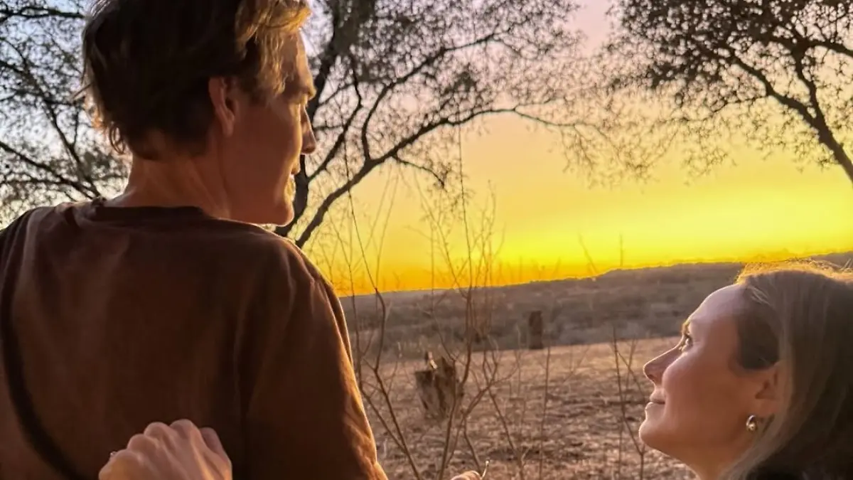 James Van Der Beek und Stacy Keibler bestaunen den Sonnenuntergang.