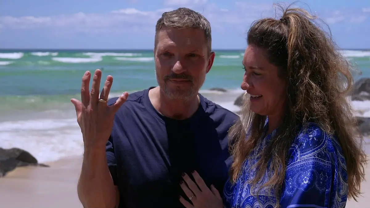 Bild zu: "Hardy Krüger verlor seinen Ehering in den Wellen Australiens – doch er kriegt ihn wieder!"