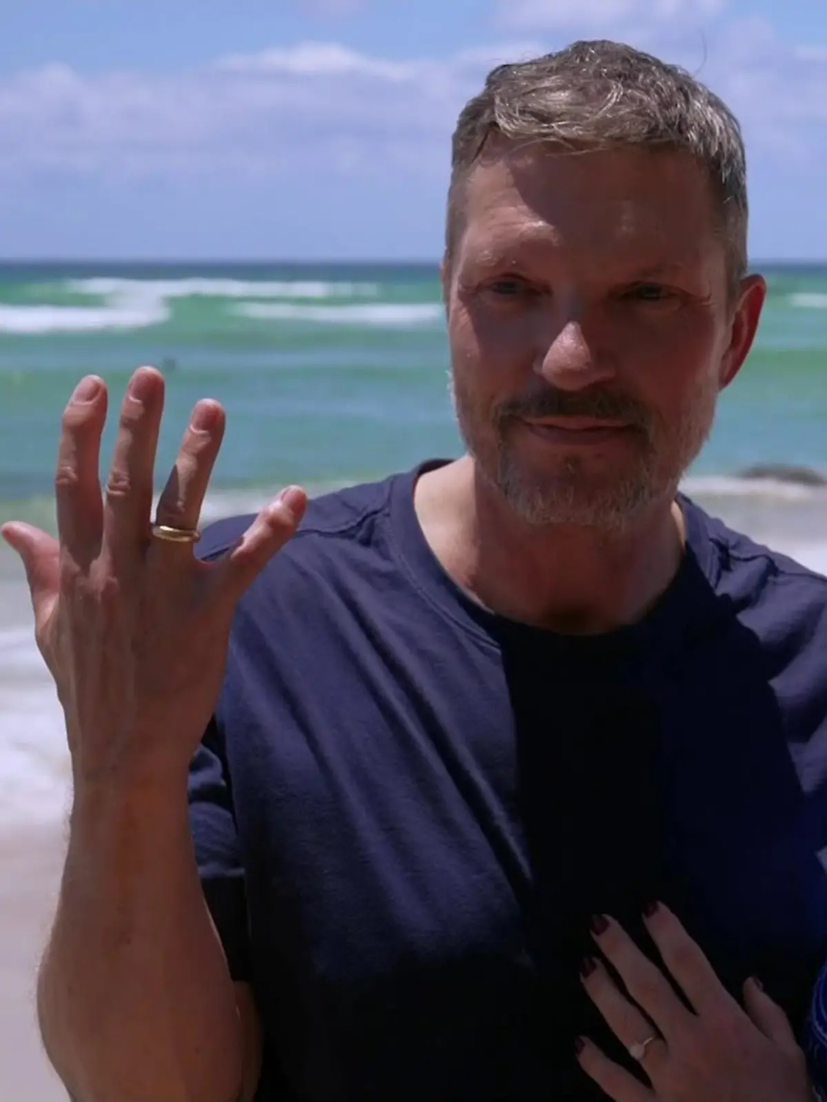 Bild zu: "Hardy Krüger verlor seinen Ehering in den Wellen Australiens – doch er kriegt ihn wieder!"