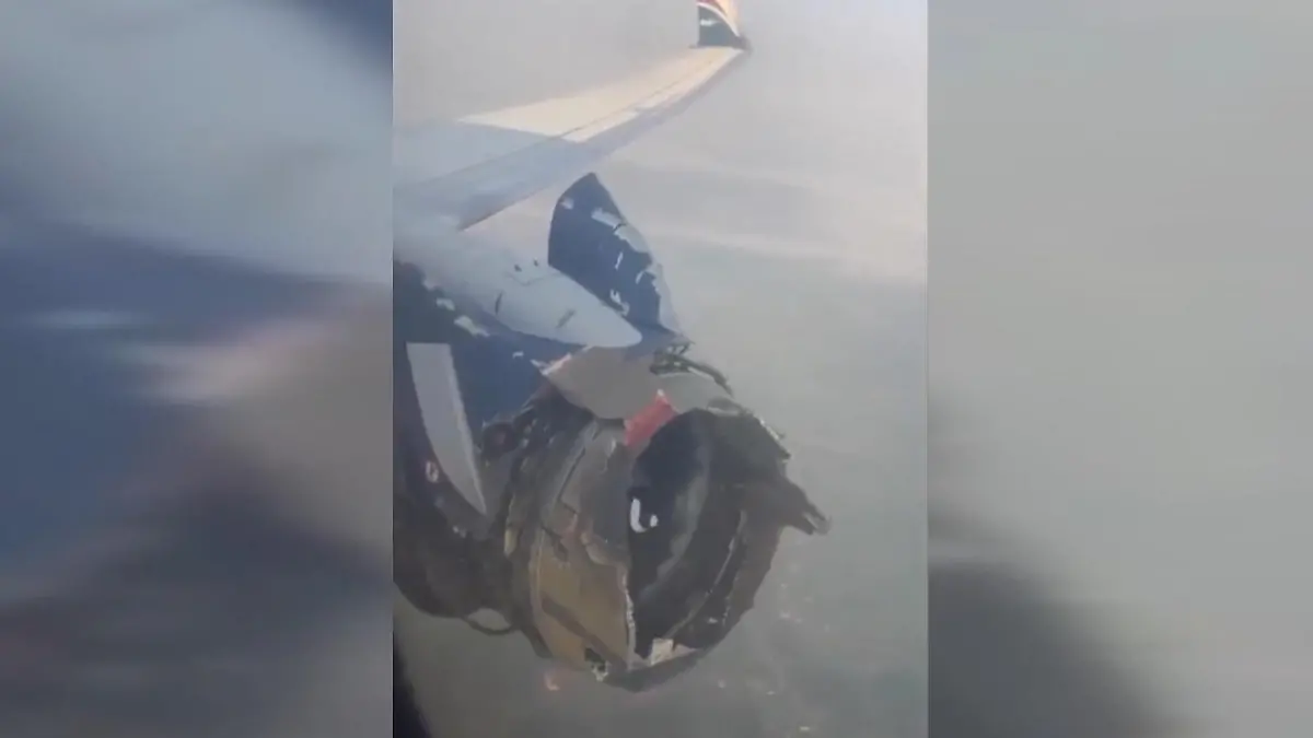 Plötzlicher Knall in 8.200 Metern Höhe! Triebwerk explodiert – 80 Passagiere an Bord Piloten müssen Flugzeug notlanden