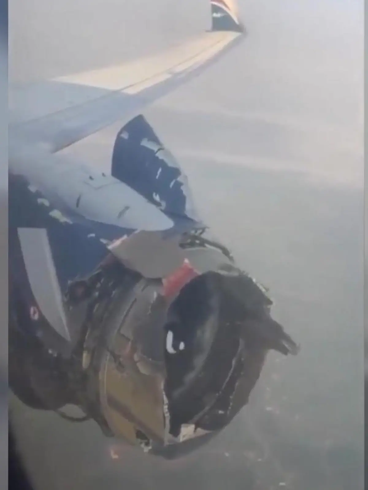 Bild zu: "Plötzlicher Knall in 8.200 Metern Höhe! Triebwerk explodiert – 80 Passagiere an Bord"