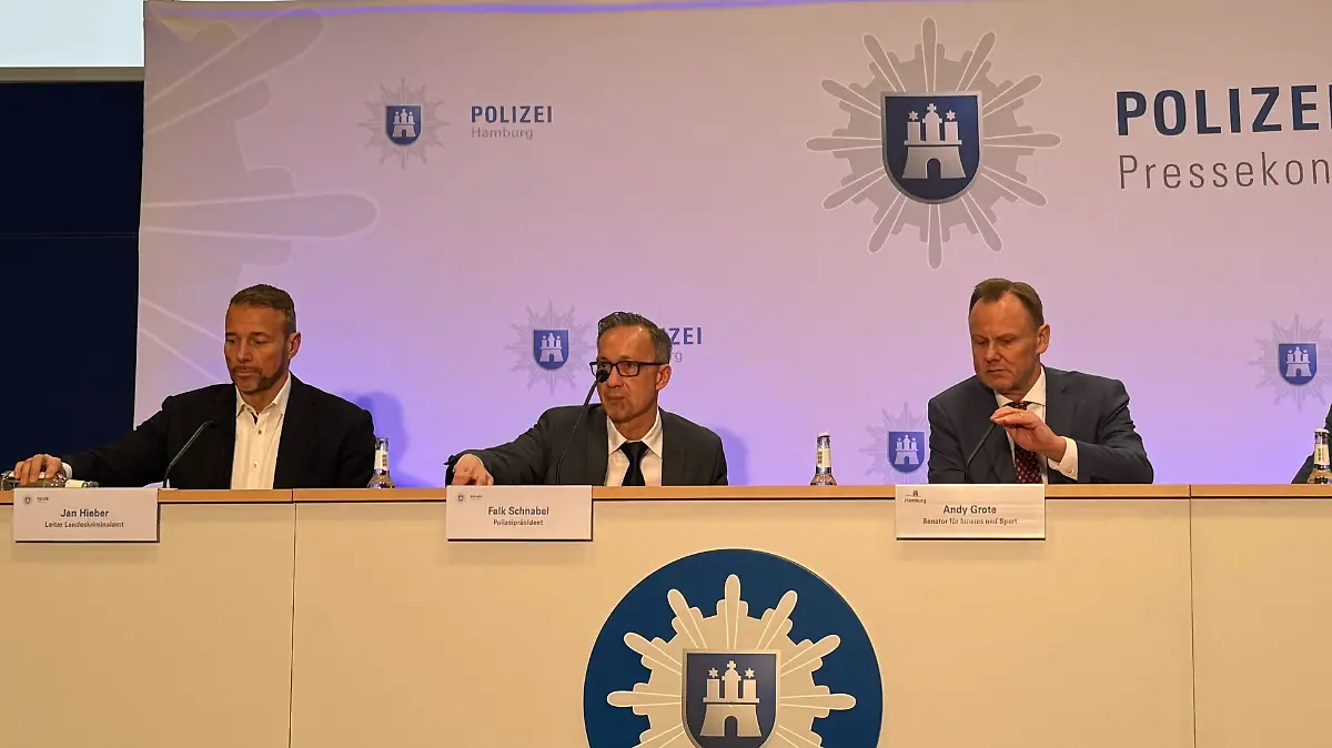 LKA-Chef Jan Hieber
, Polizeipräsident Falk Schnabel und Innensenator Andy Grote (von links nach rechts) präsentieren die Polizeiliche Kriminalstatistik für 2025. 