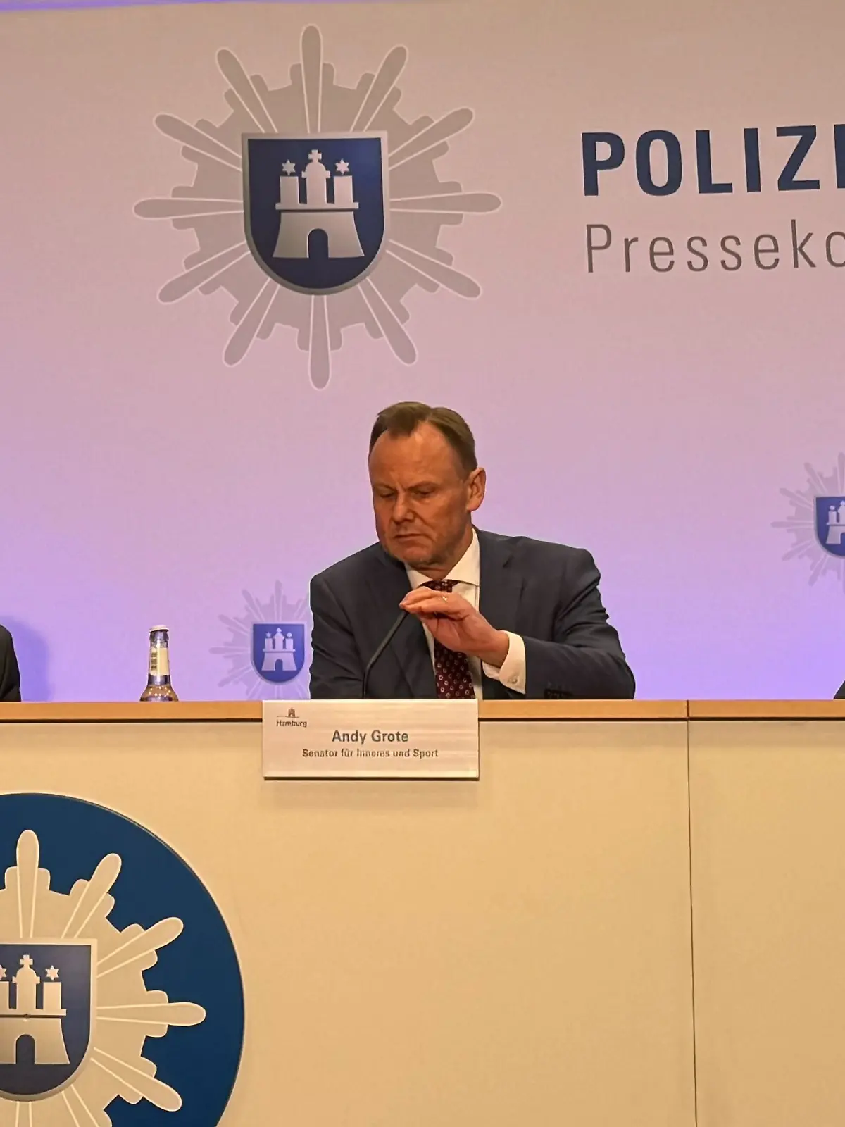 LKA-Chef Jan Hieber
, Polizeipräsident Falk Schnabel und Innensenator Andy Grote (von links nach rechts) präsentieren die Polizeiliche Kriminalstatistik für 2025. 