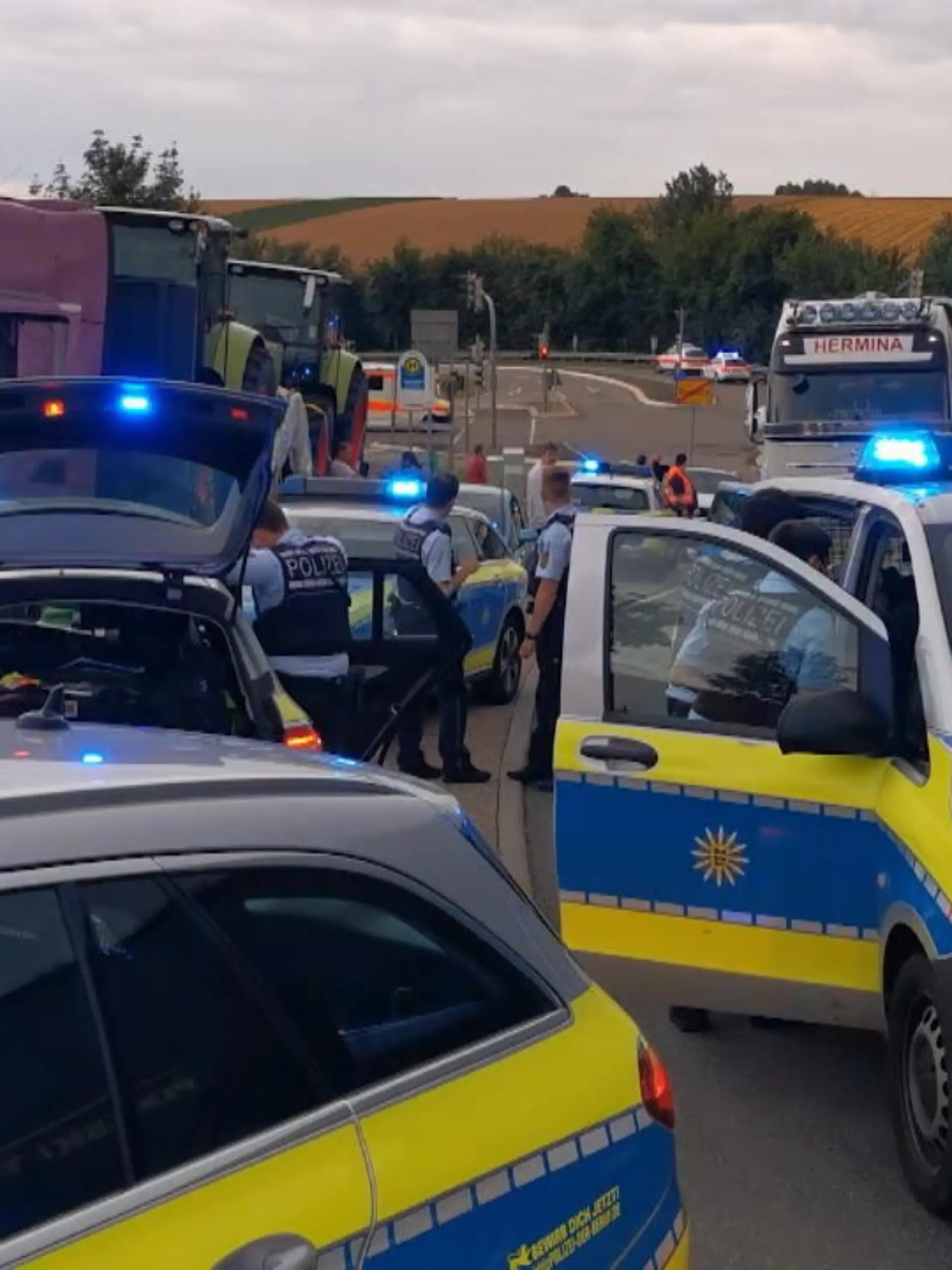 Bild zu: "Lkw rammt sechs Autos"