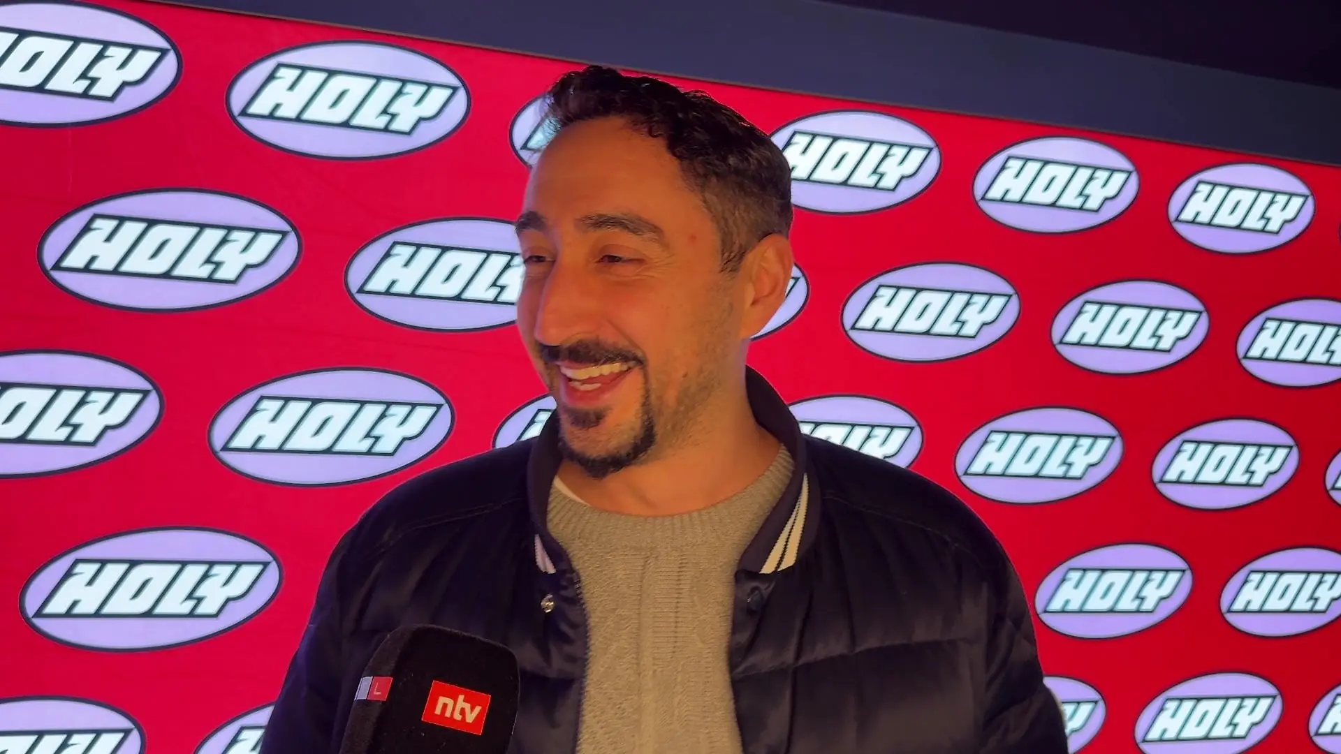 Direkt am RTL-Mikro gibt Rapper Eko Fresh seine Rückkehr bekannt.