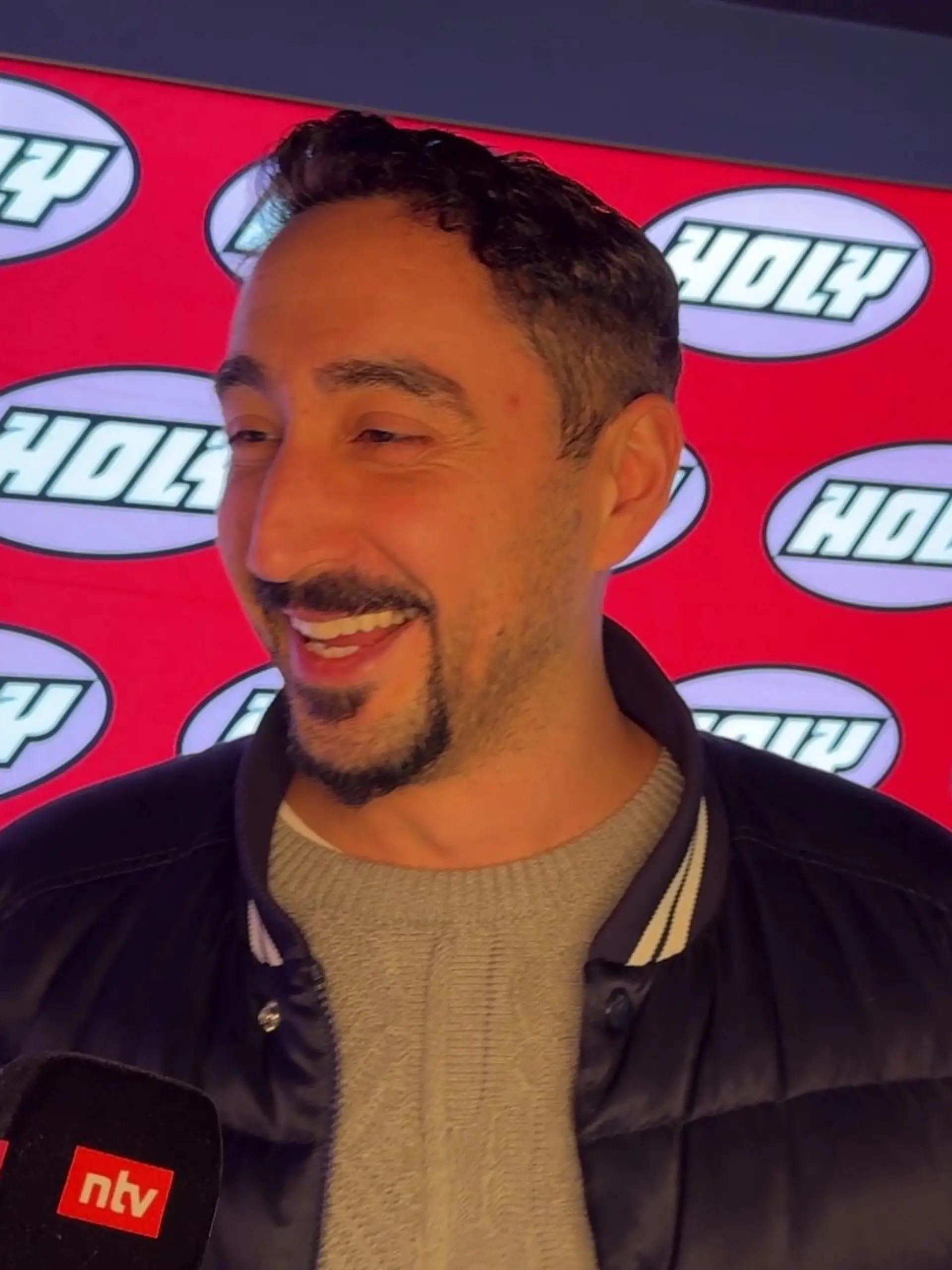 Direkt am RTL-Mikro gibt Rapper Eko Fresh seine Rückkehr bekannt. 