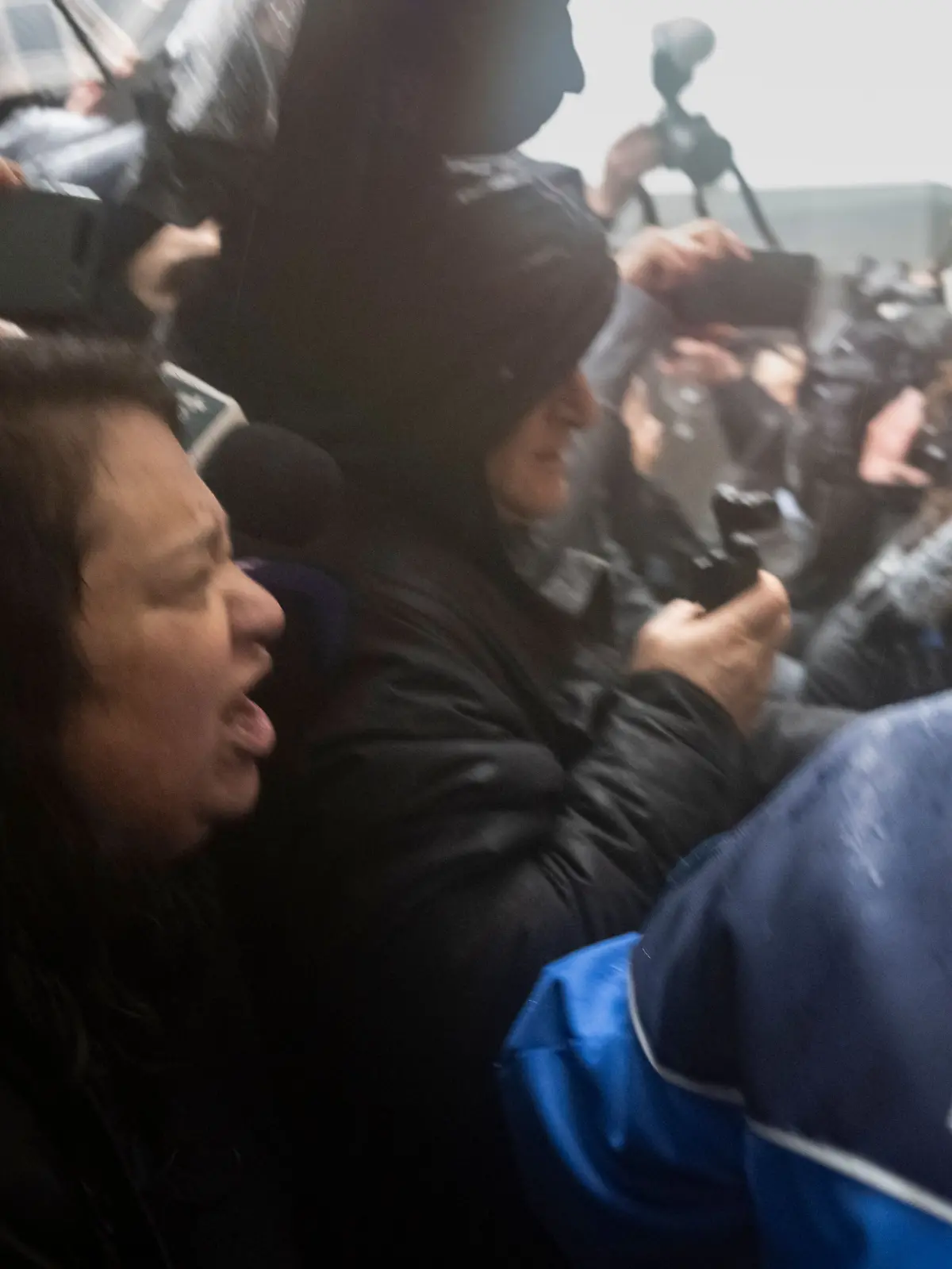 Bar-Besitzer Jacques Moretti wird von der Mutter eines Opfers (l) vor der Anhörung vor der Staatsanwaltschaft des Kantons Wallis nach dem tödlichen Brand im „Le Constellation” angeschrien. 