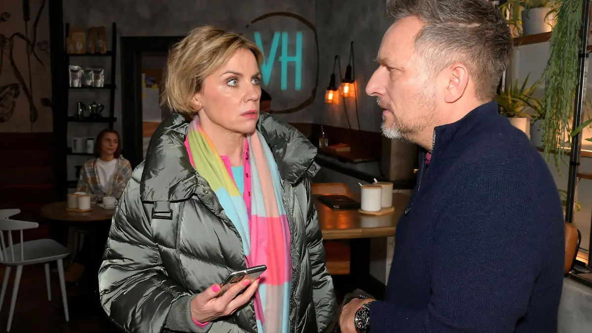 Yvonne (Gisa Zach) will einem Gespräch mit Michael „Michi” (Lars Pape) über Zoe und Carlos ausweichen.