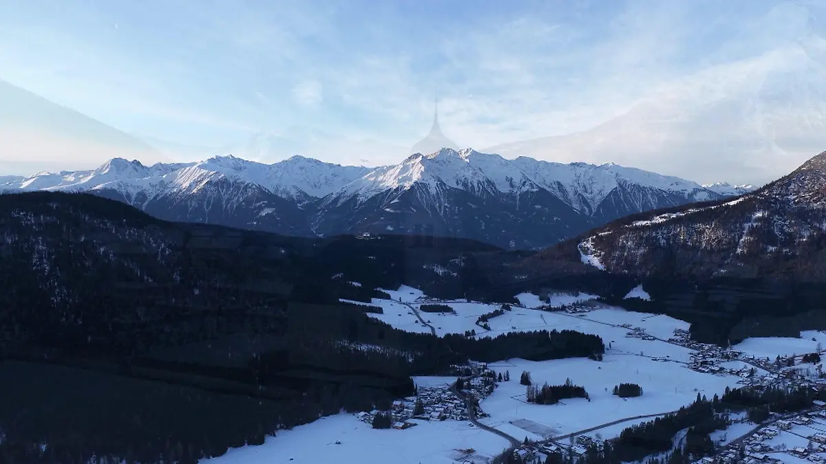 Charmantes Winterpanorama über den Alpen Mit der Drohne über Seefeld