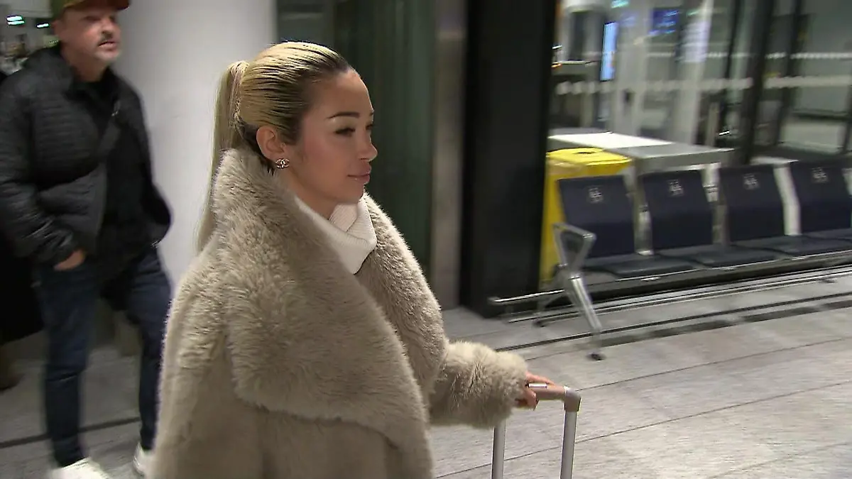 Verfolgungsjagd am Flughafen! Riesen-Schock für Dschungel-Star Ariel „Hat meinen Koffer genommen und ist losgerannt"
