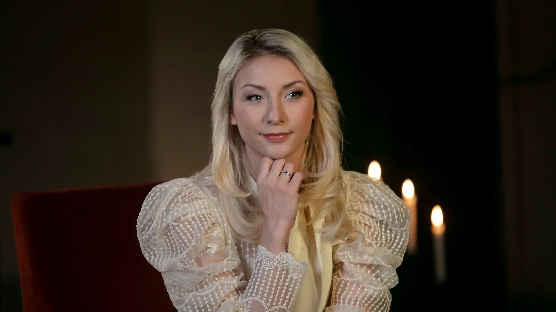 Sängerin und Moderatorin Anna-Carina Woitschak - aufgenommen am Rande der Fernsehaufzeichnung für die TV-Sendung Schmusenacht mit Anna-Carina Woitschack im Schloß Scharfenberg.