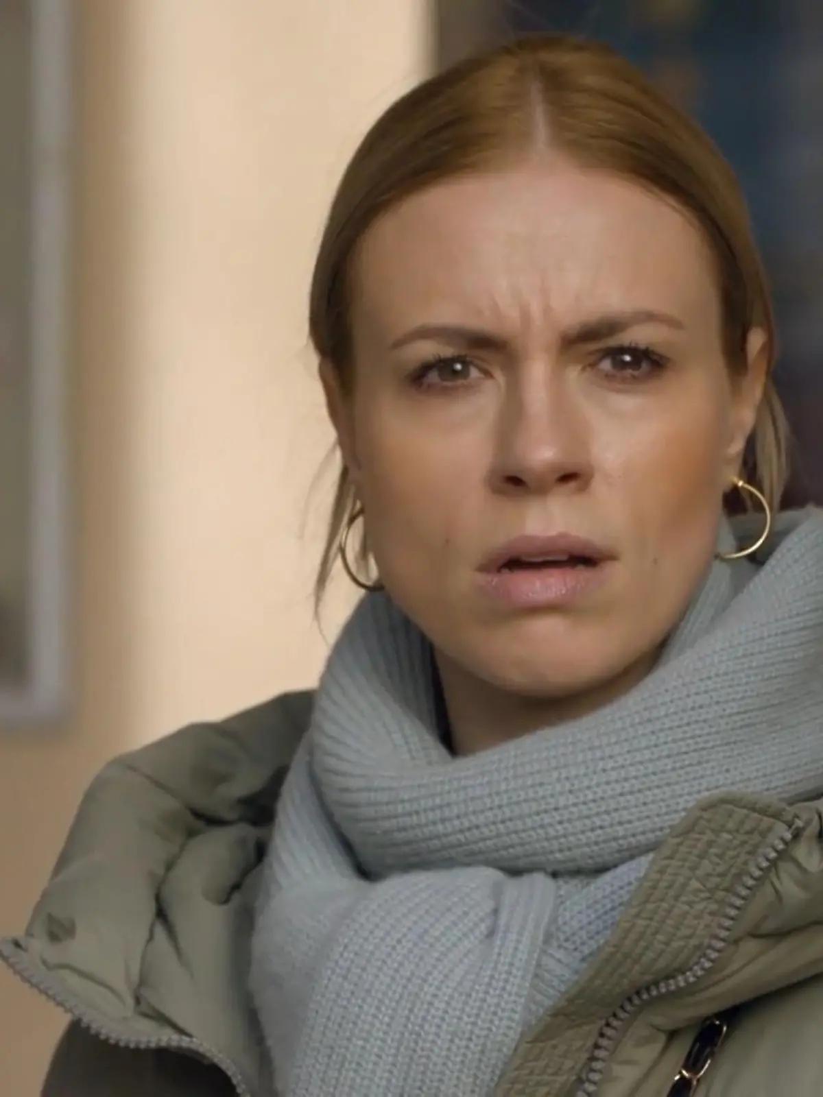 Bild zu: "Zoe beobachtet John und Laura"