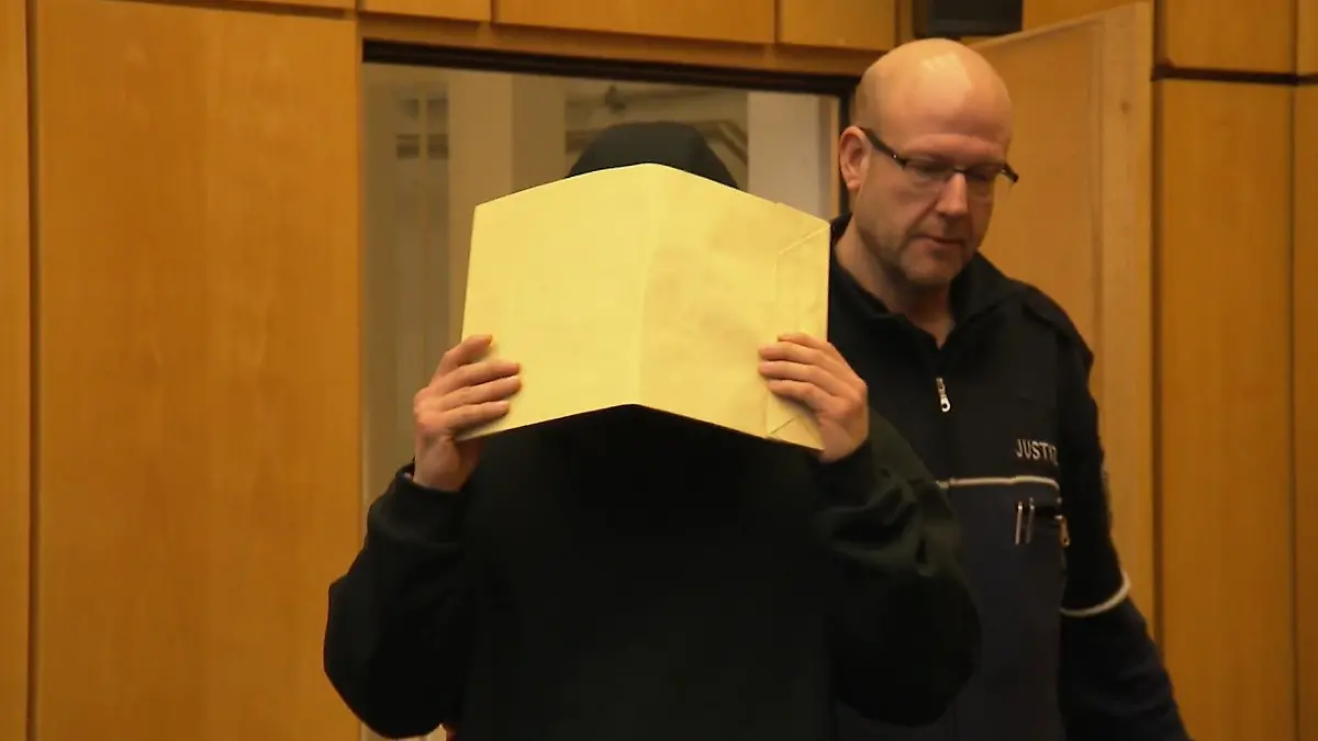 Mann bedroht laut Anklage zwei Frauen mit Machete und vergewaltigt sie Prozessauftakt