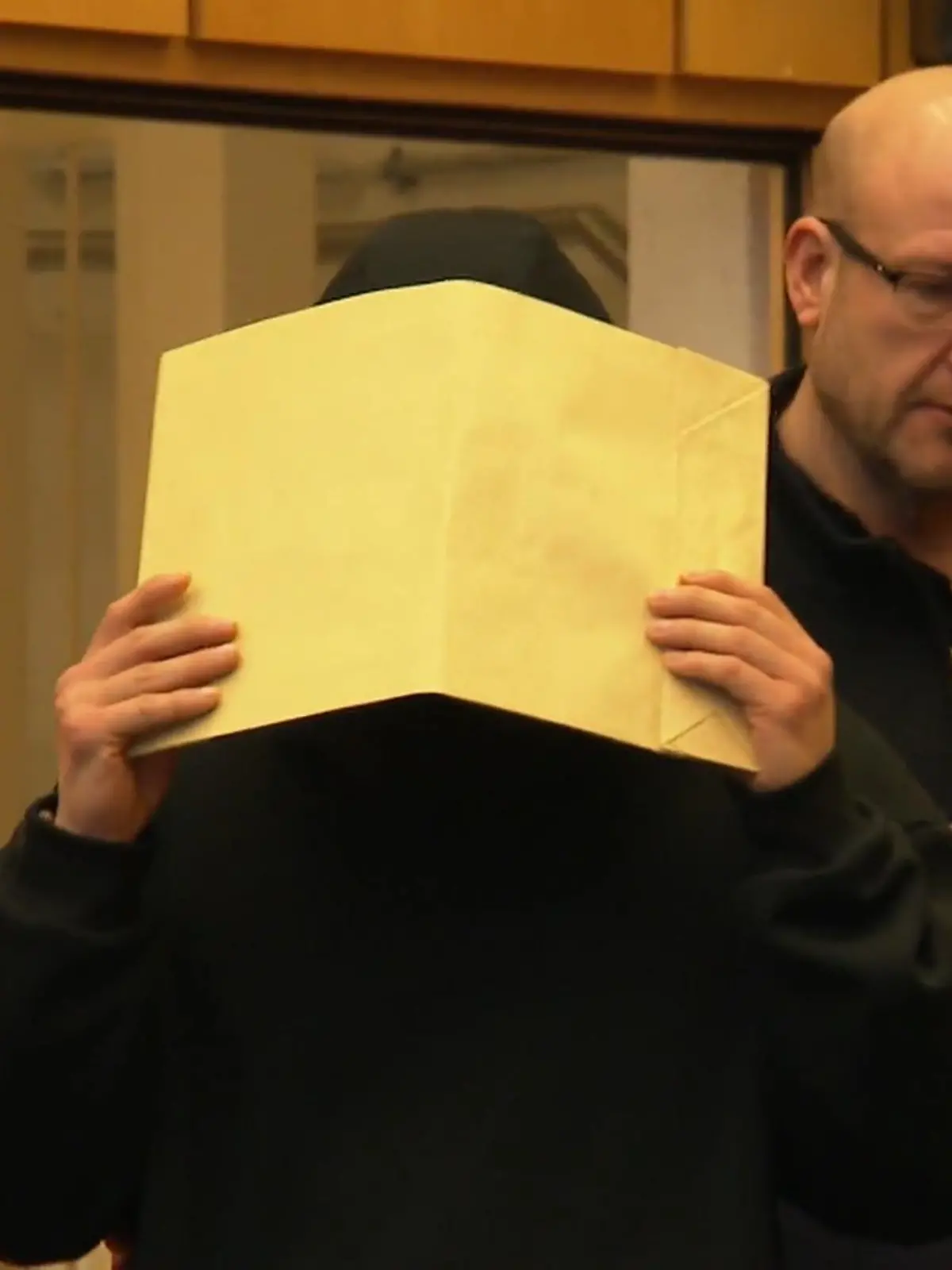 Bild zu: "Mann bedroht laut Anklage zwei Frauen mit Machete und vergewaltigt sie"