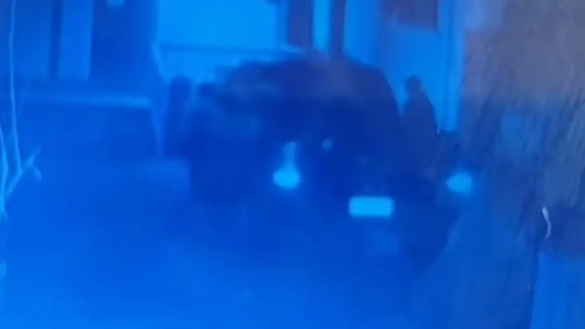 Auto-Dieb bei Flucht angefahren! Besitzer kennt bei Verfolgungsjagd keine Gnade