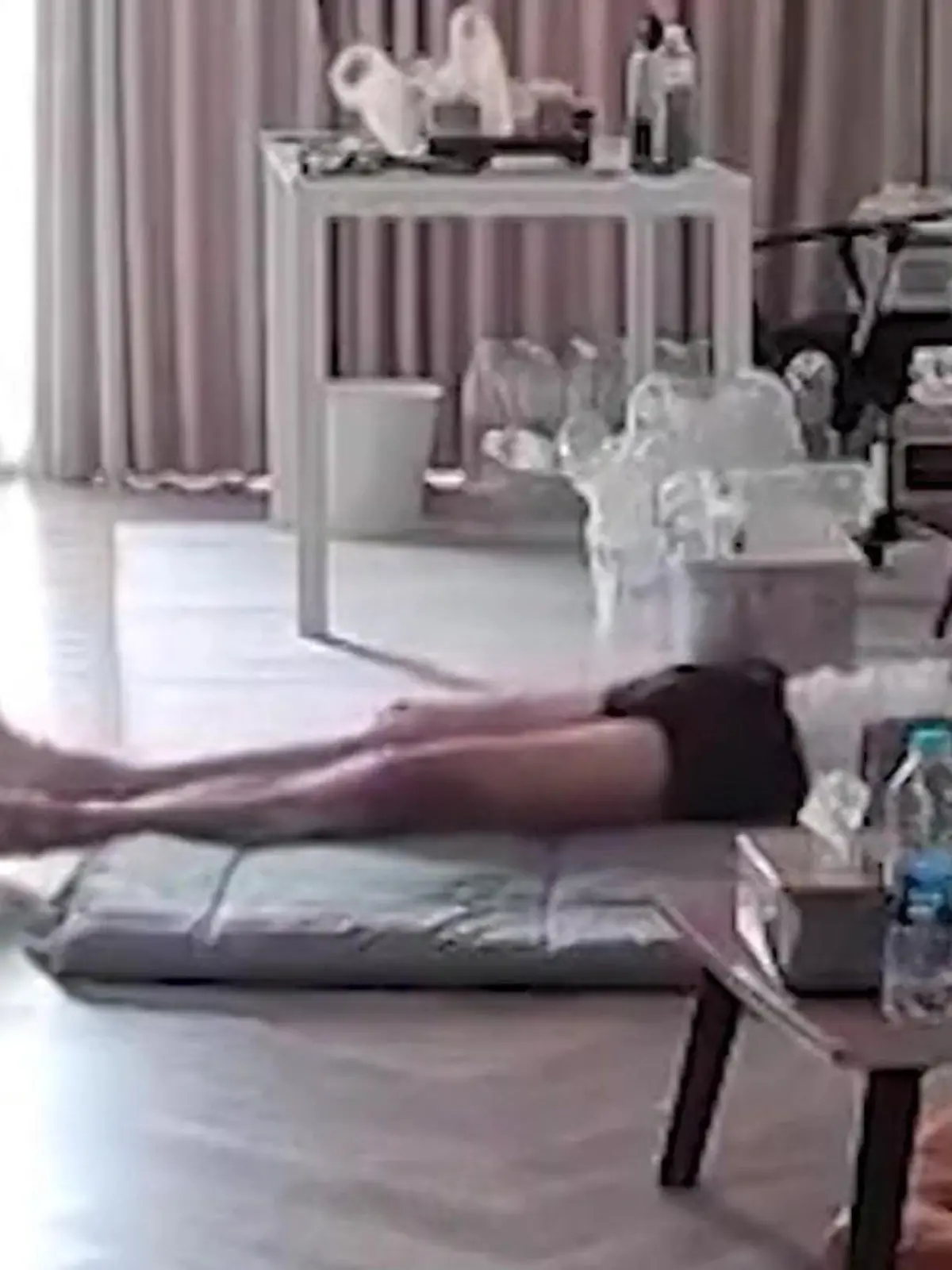 Bild zu: "Bis(s) zum bitteren Erwachen: Schlange beißt Mann – während er schläft!"