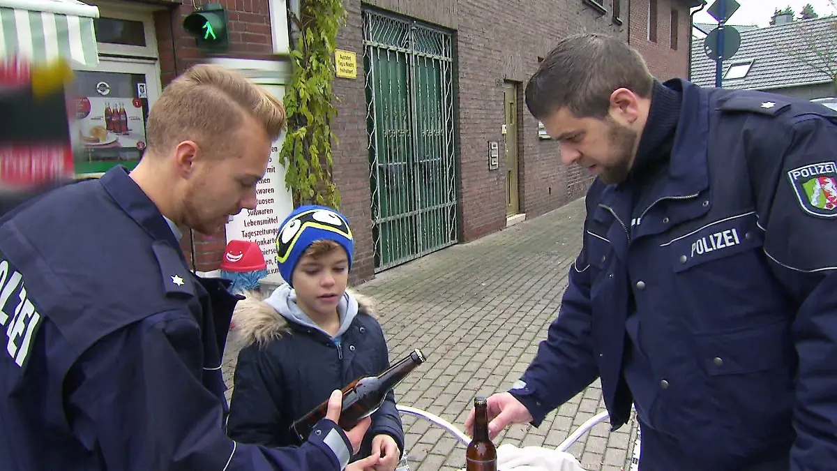 Polizisten sollen kleinem Jungen eine Bierflasche öffnen / Hula-Frauen schleppen Schranke ab