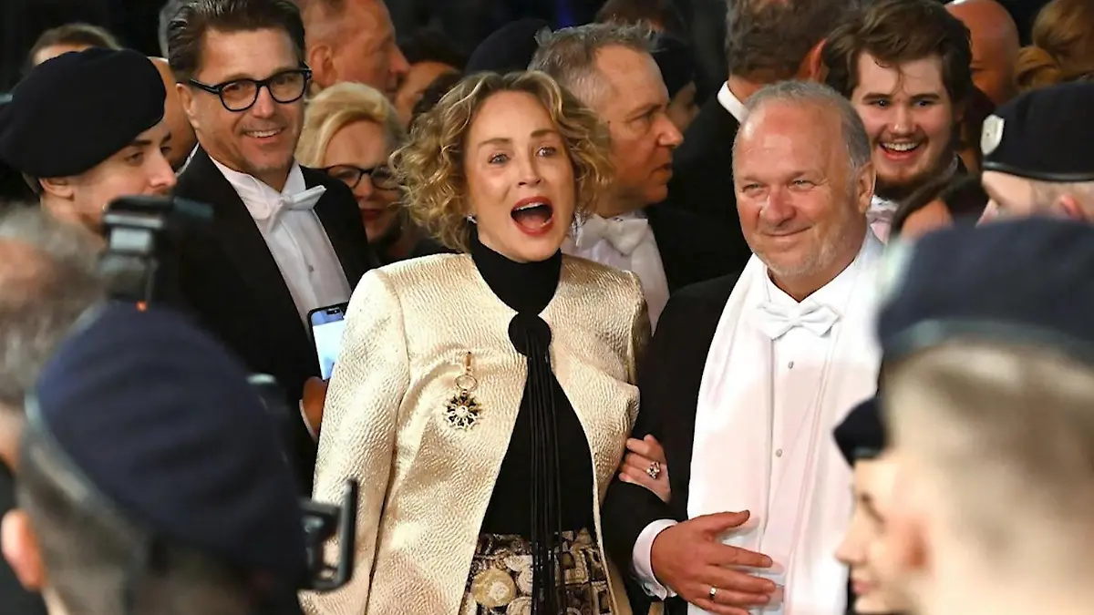 Aus diesem Grund flüchtet Sharon Stone! Beim Wiener Opernball